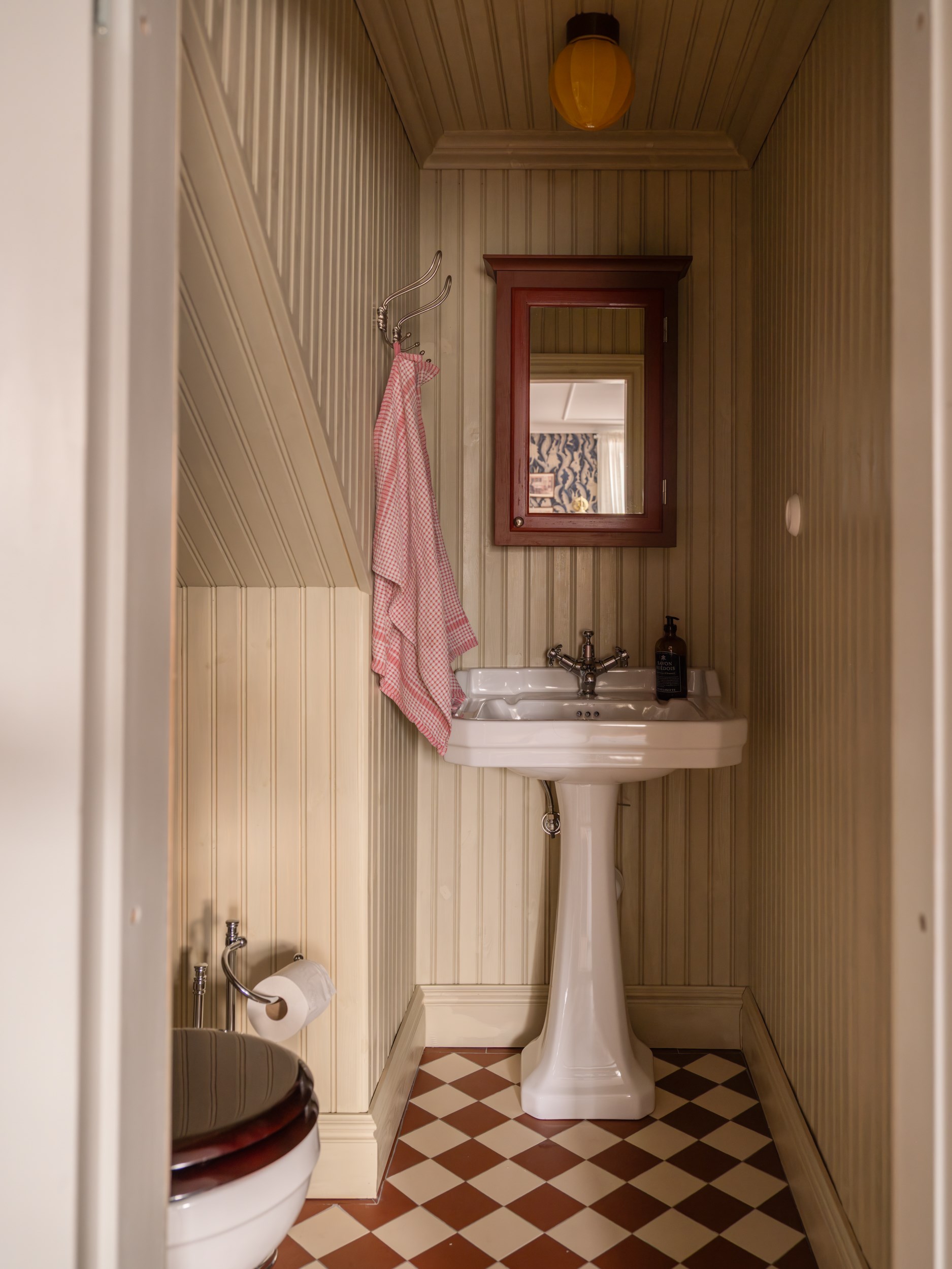 toilettes wc avec sol à damier rouge et blanc toilettes wc avec sol à damier rouge et blanc