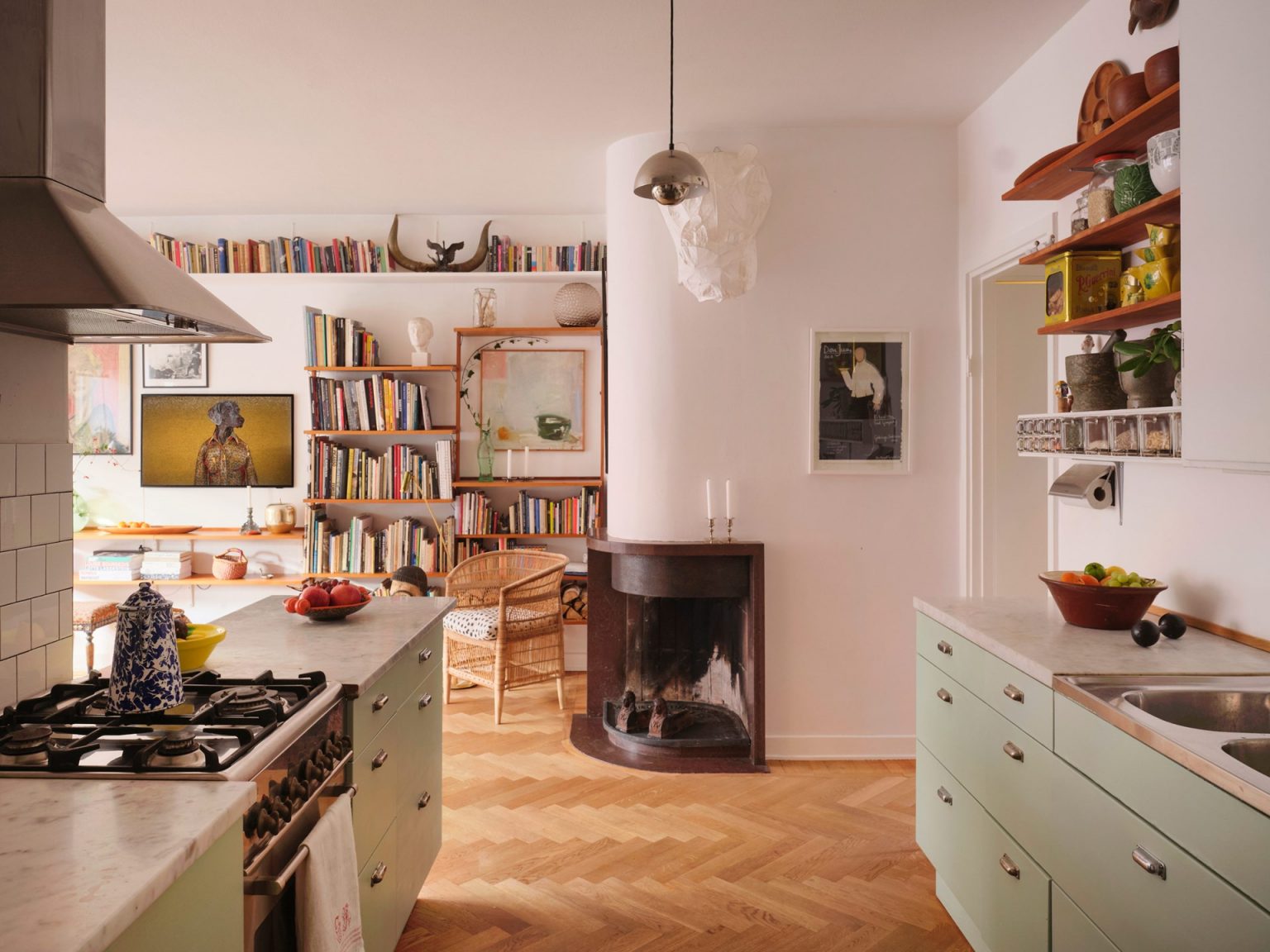 cuisine ouverte verte et salon avec cheminée décoration vintage et scandinave cuisine ouverte verte et salon avec cheminée décoration vintage et scandinave