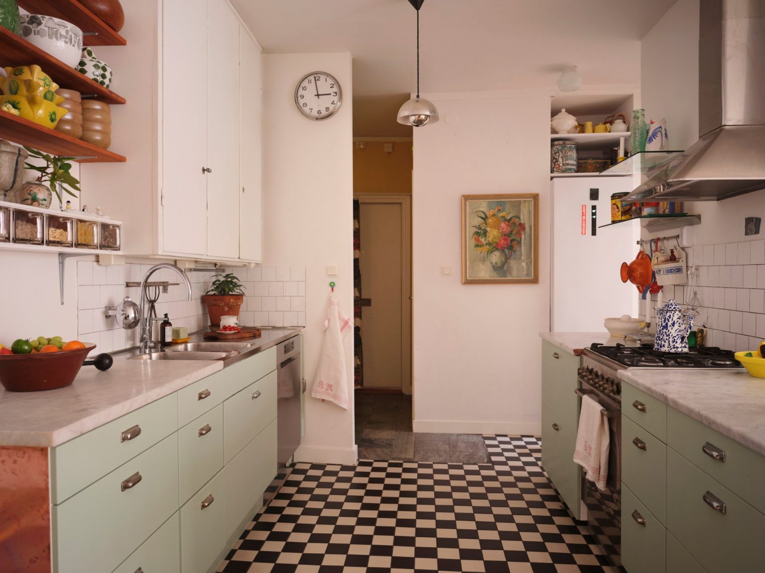 cuisine ouverte verte décoration vintage et scandinave sol à damier noir et blanc cuisine ouverte verte décoration vintage et scandinave sol à damier noir et blanc