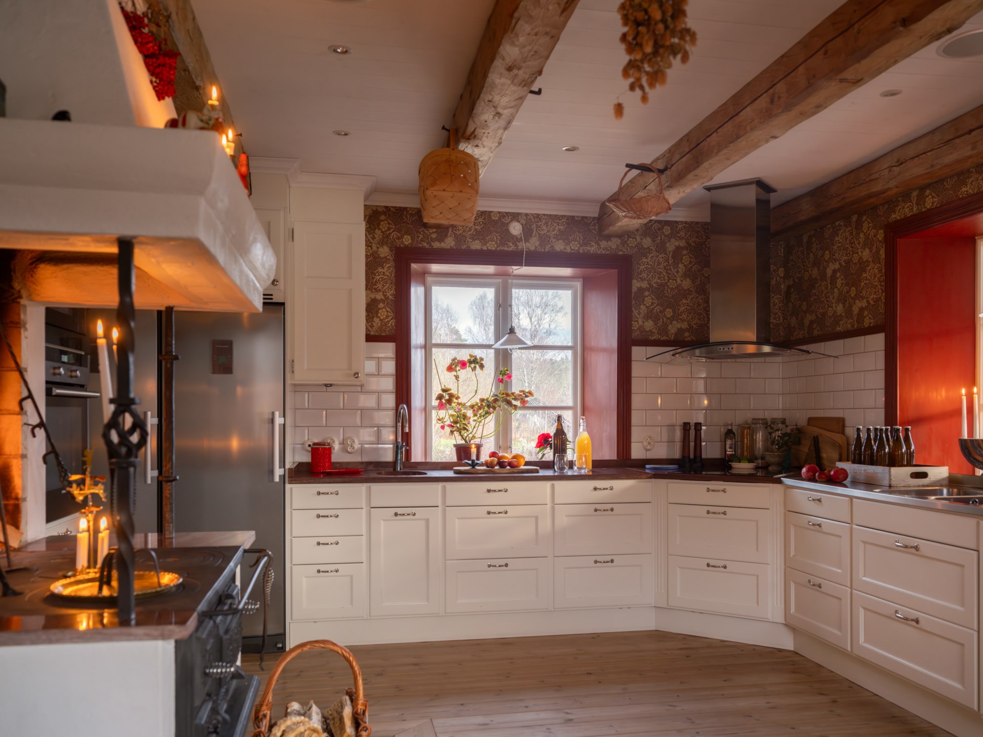 cuisine blanche campagne avec poutres décoration scandinave papier-peint William Morris cuisine blanche campagne avec poutres décoration scandinave papier-peint William Morris