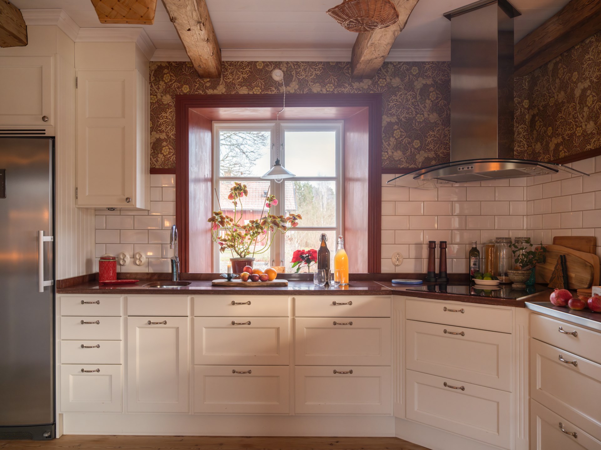 cuisine blanche campagne avec poutres décoration scandinave papier-peint William Morris cuisine blanche campagne avec poutres décoration scandinave papier-peint William Morris