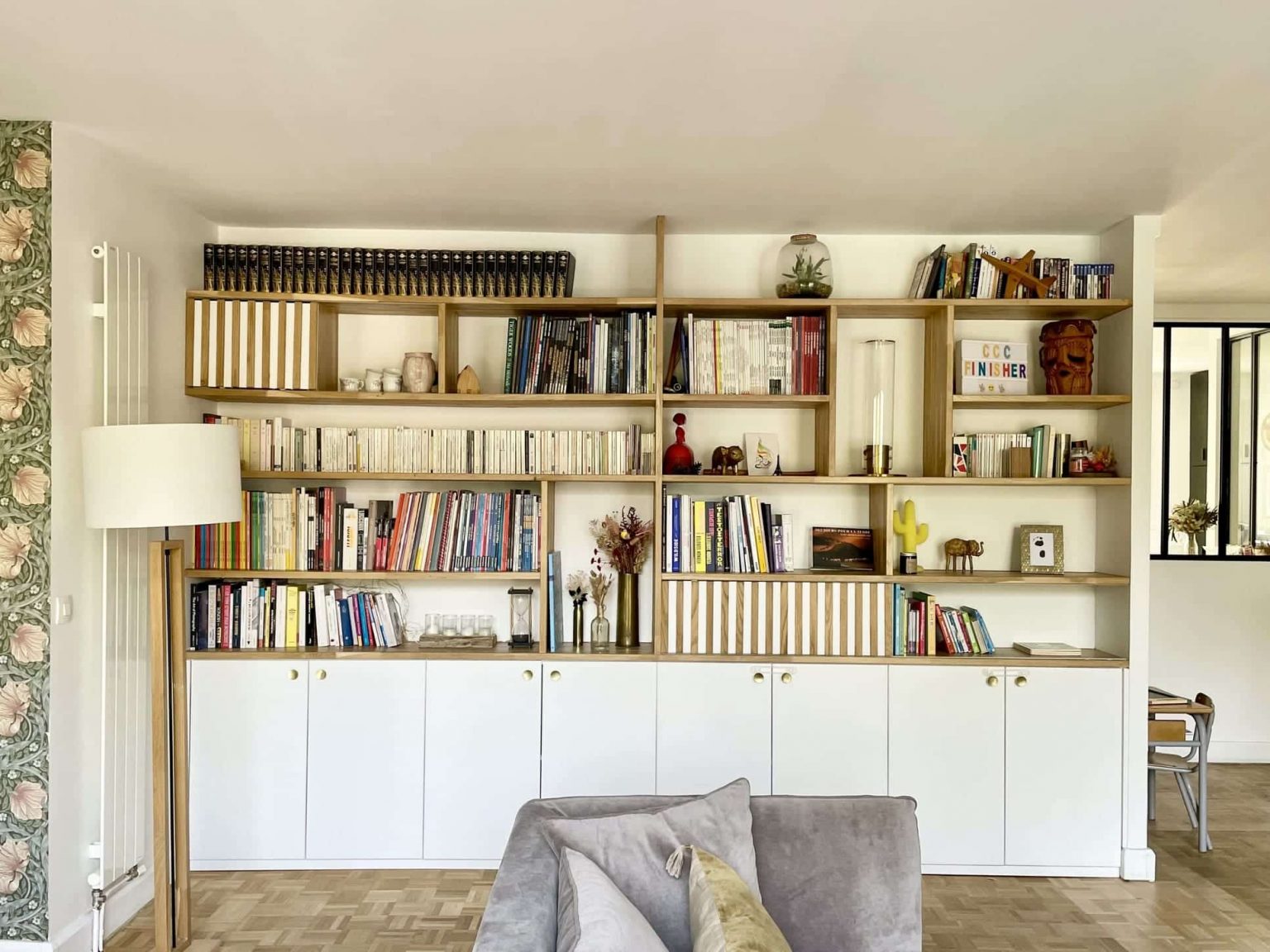 salon papier-peint William Morris décoration contemporaine appartement Paris Happy Pog ©Charlotte Gille salon papier-peint William Morris décoration contemporaine appartement Paris Happy Pog ©Charlotte Gille