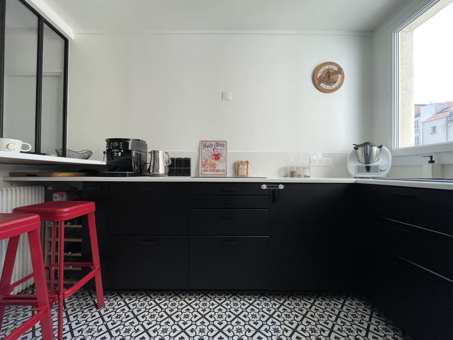 cuisine avec verrière décoration contemporaine appartement Paris Happy Pog ©Charlotte Gille cuisine avec verrière décoration contemporaine appartement Paris Happy Pog ©Charlotte Gille