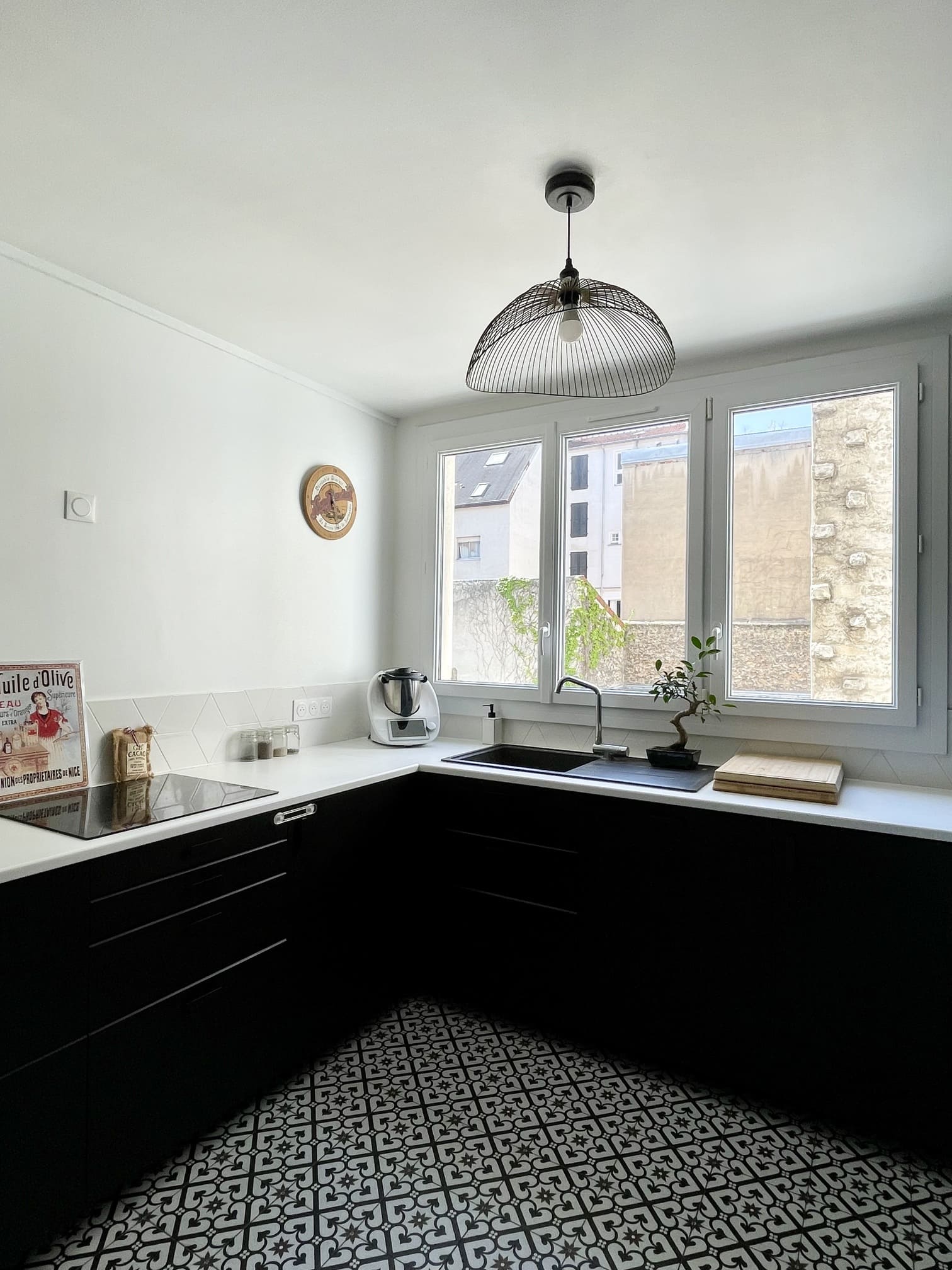 cuisine noire et blanche décoration contemporaine appartement Paris Happy Pog ©Charlotte Gille cuisine noire et blanche décoration contemporaine appartement Paris Happy Pog ©Charlotte Gille