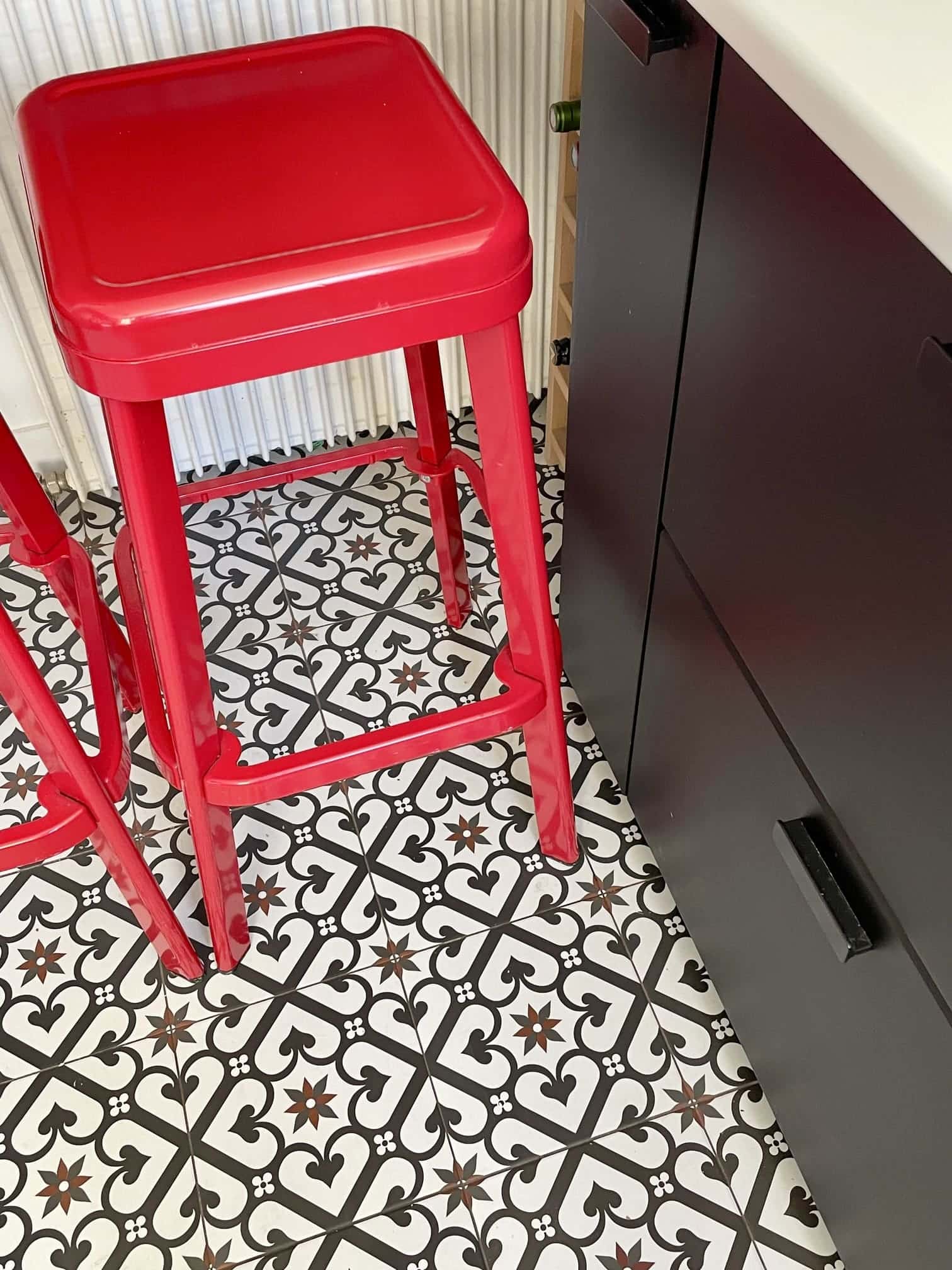 sol carreaux de ciment cuisine décoration contemporaine appartement Paris Happy Pog ©Charlotte Gille sol carreaux de ciment cuisine décoration contemporaine appartement Paris Happy Pog ©Charlotte Gille