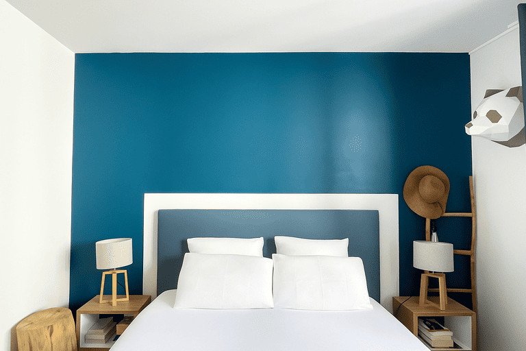 chambre mur bleu décoration contemporaine appartement Paris Happy Pog ©Charlotte Gille chambre mur bleu décoration contemporaine appartement Paris Happy Pog ©Charlotte Gille