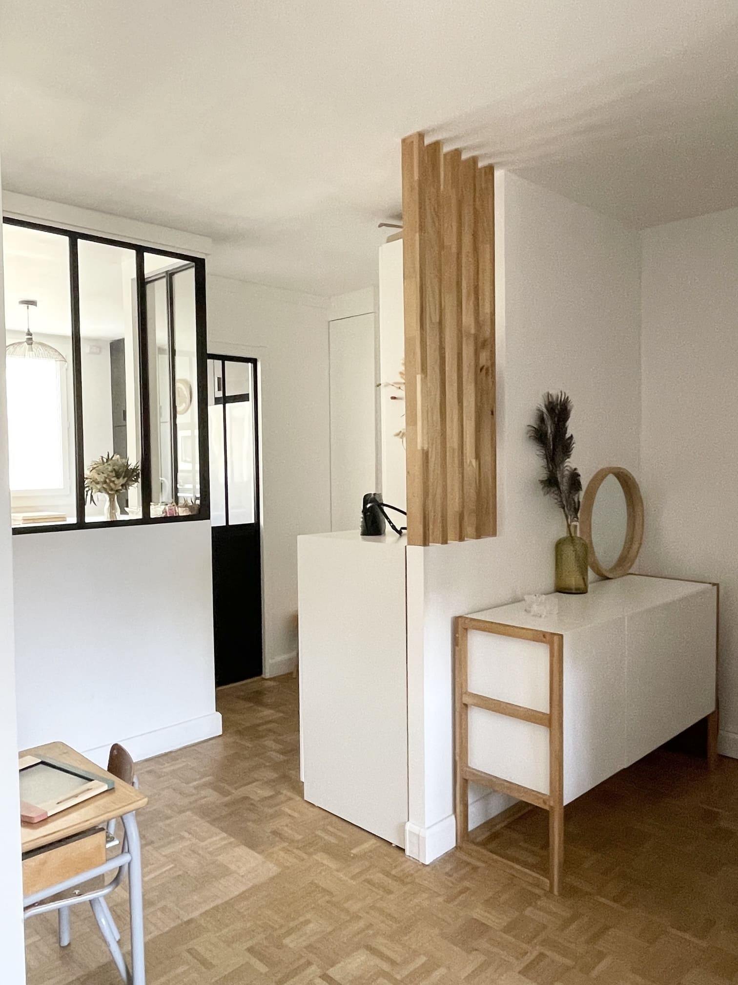entrée et cuisine décoration contemporaine appartement Paris Happy Pog ©Charlotte Gille entrée et cuisine décoration contemporaine appartement Paris Happy Pog ©Charlotte Gille