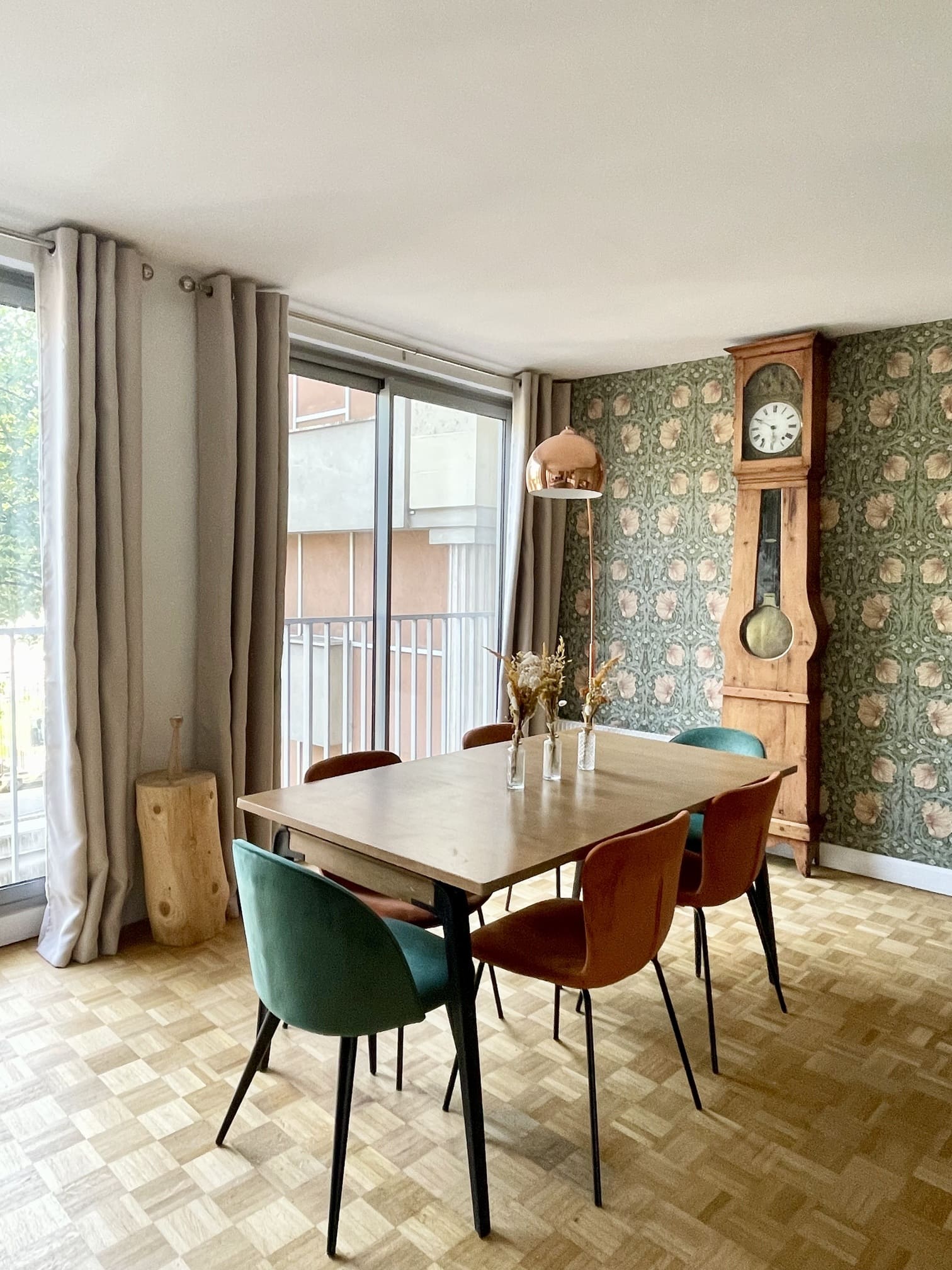 salon papier-peint William Morris décoration contemporaine appartement Paris Happy Pog ©Charlotte Gille salon papier-peint William Morris décoration contemporaine appartement Paris Happy Pog ©Charlotte Gille
