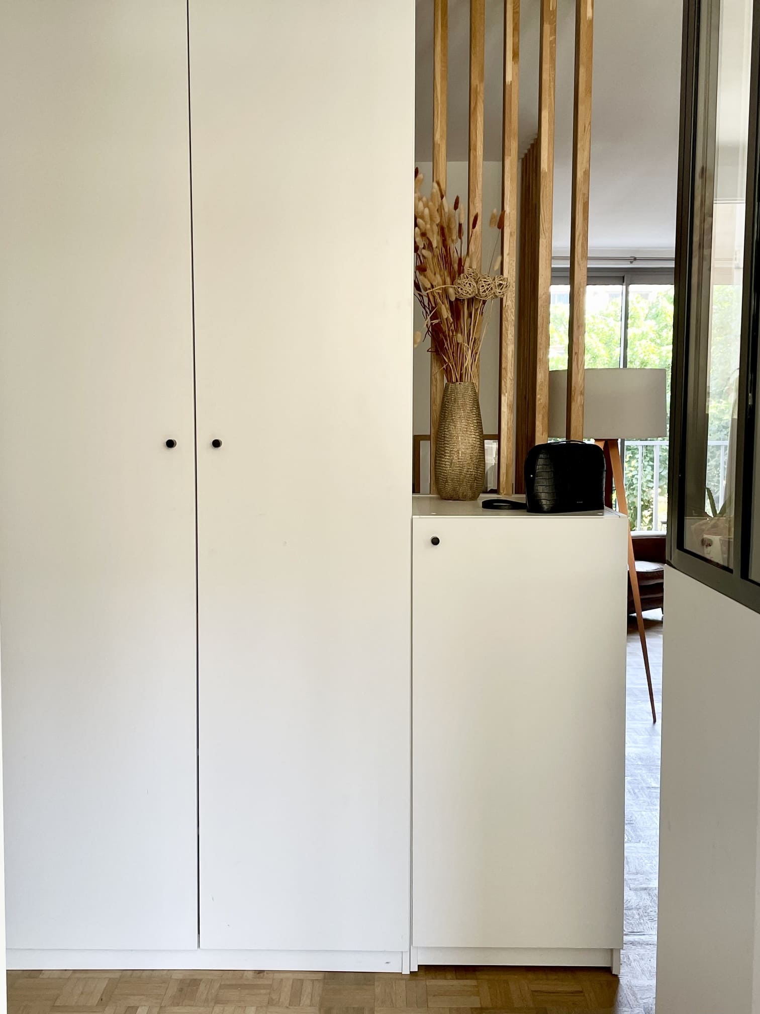 entrée avec placard décoration contemporaine appartement Paris Happy Pog ©Charlotte Gille entrée avec placard décoration contemporaine appartement Paris Happy Pog ©Charlotte Gille