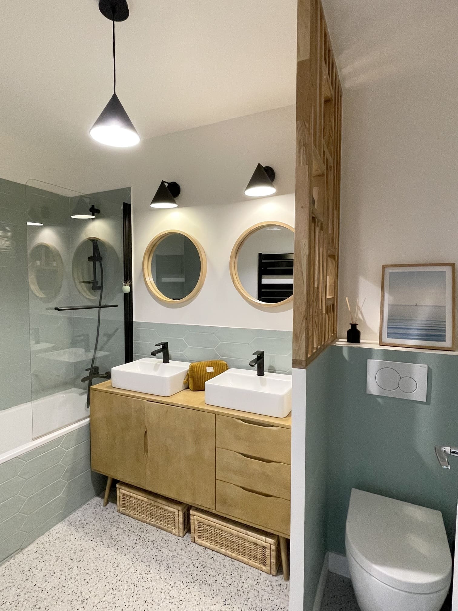 salle de bain vert sauge et bois décoration contemporaine appartement Paris Happy Pog ©Charlotte Gille salle de bain vert sauge et bois décoration contemporaine appartement Paris Happy Pog ©Charlotte Gille