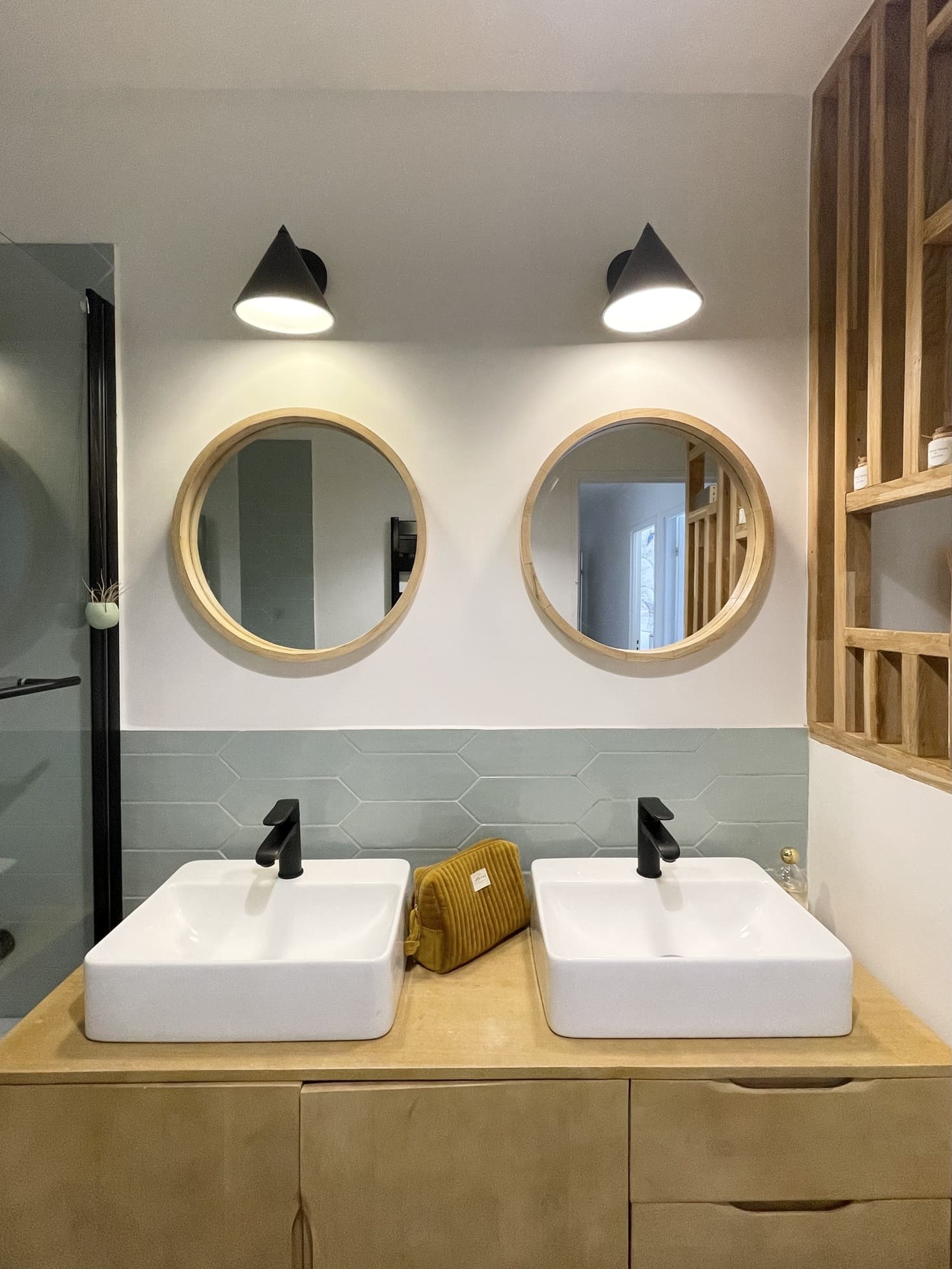 salle de bain vert sauge et bois décoration contemporaine appartement Paris Happy Pog ©Charlotte Gille salle de bain vert sauge et bois décoration contemporaine appartement Paris Happy Pog ©Charlotte Gille