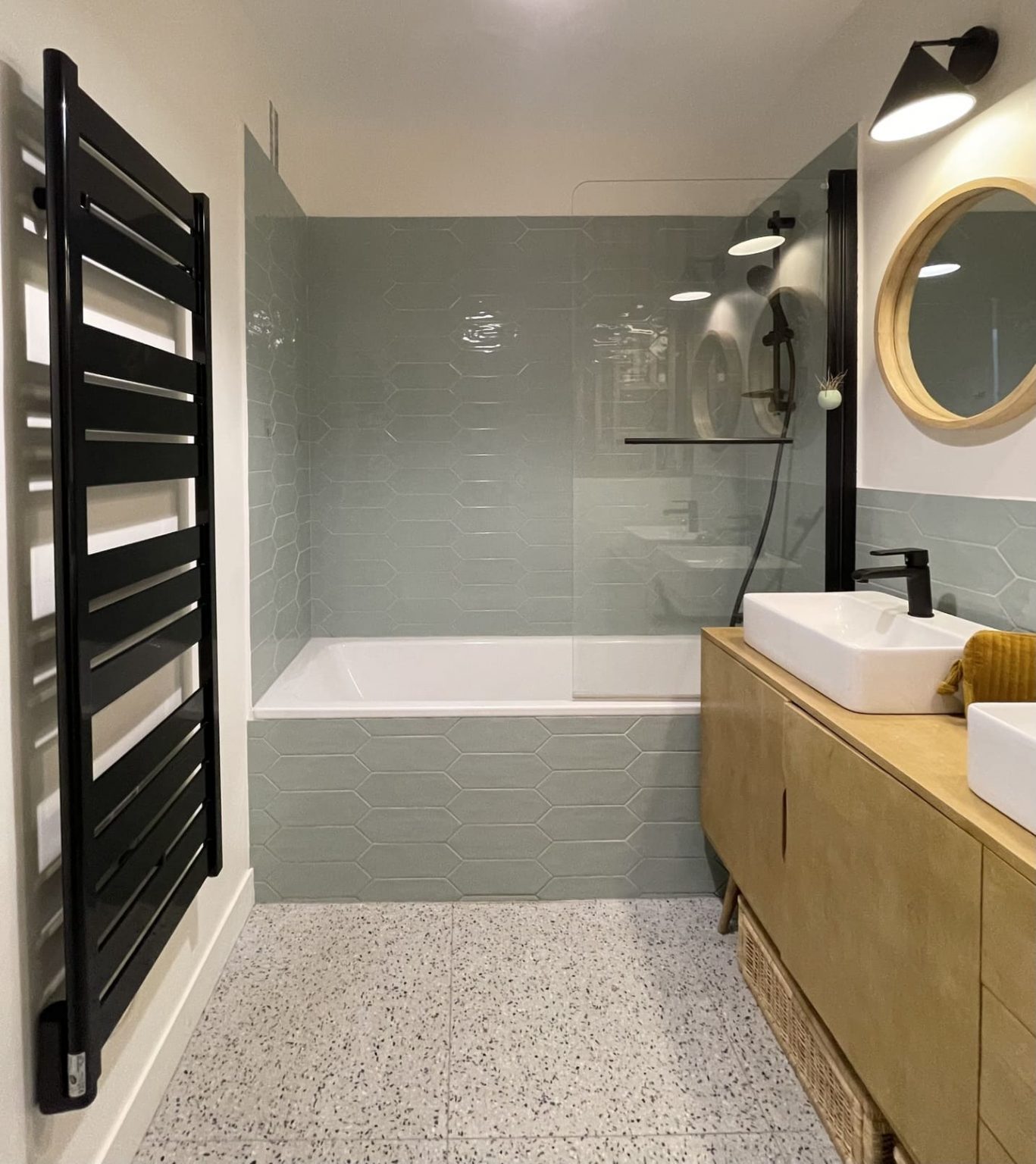 salle de bain vert sauge et bois décoration contemporaine appartement Paris Happy Pog ©Charlotte Gille salle de bain vert sauge et bois décoration contemporaine appartement Paris Happy Pog ©Charlotte Gille