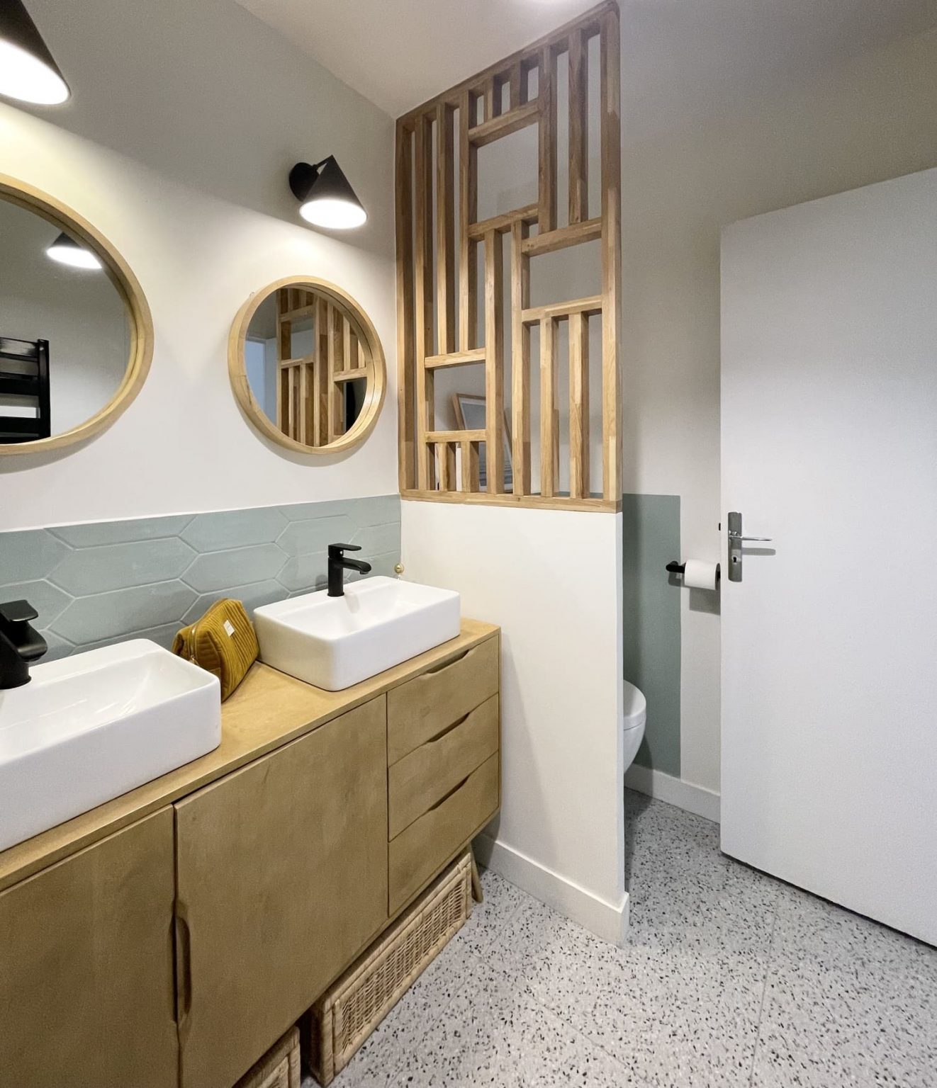 salle de bain vert sauge et bois décoration contemporaine appartement Paris Happy Pog ©Charlotte Gille salle de bain vert sauge et bois décoration contemporaine appartement Paris Happy Pog ©Charlotte Gille