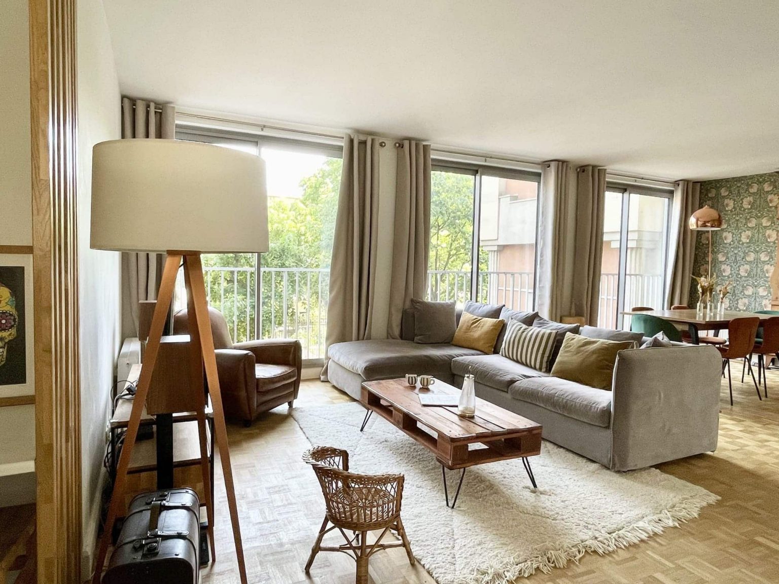 salon papier-peint William Morris décoration contemporaine appartement Paris Happy Pog ©Charlotte Gille salon papier-peint William Morris décoration contemporaine appartement Paris Happy Pog ©Charlotte Gille