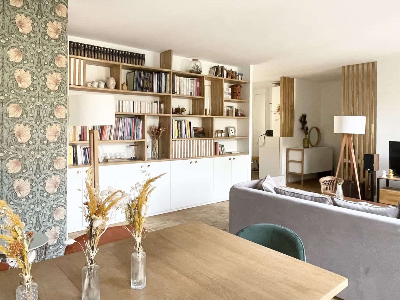 salon papier-peint William Morris décoration contemporaine appartement Paris Happy Pog ©Charlotte Gille salon papier-peint William Morris décoration contemporaine appartement Paris Happy Pog ©Charlotte Gille