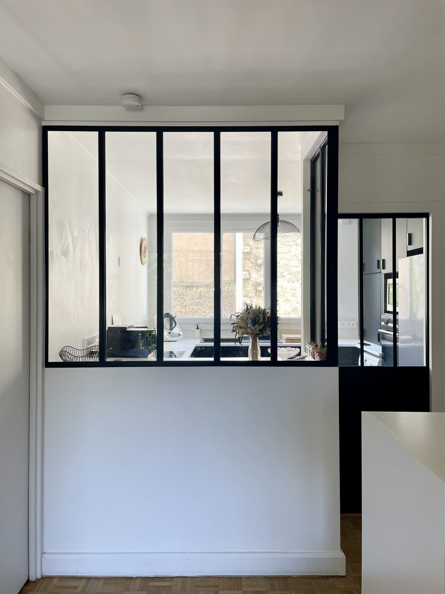 cuisine avec verrière décoration contemporaine appartement Paris Happy Pog ©Charlotte Gille cuisine avec verrière décoration contemporaine appartement Paris Happy Pog ©Charlotte Gille