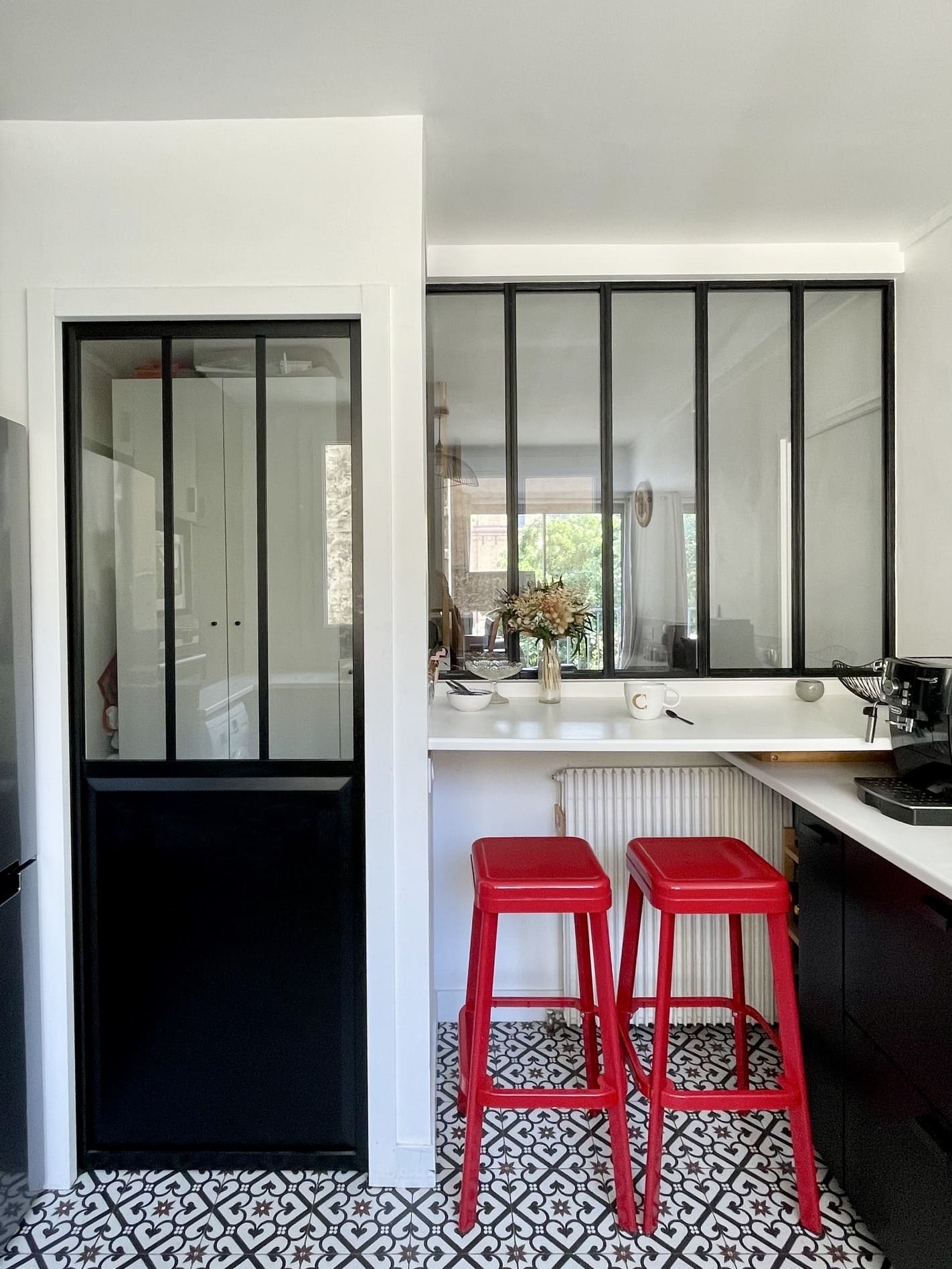 cuisine avec verrière décoration contemporaine appartement Paris Happy Pog ©Charlotte Gille cuisine avec verrière décoration contemporaine appartement Paris Happy Pog ©Charlotte Gille