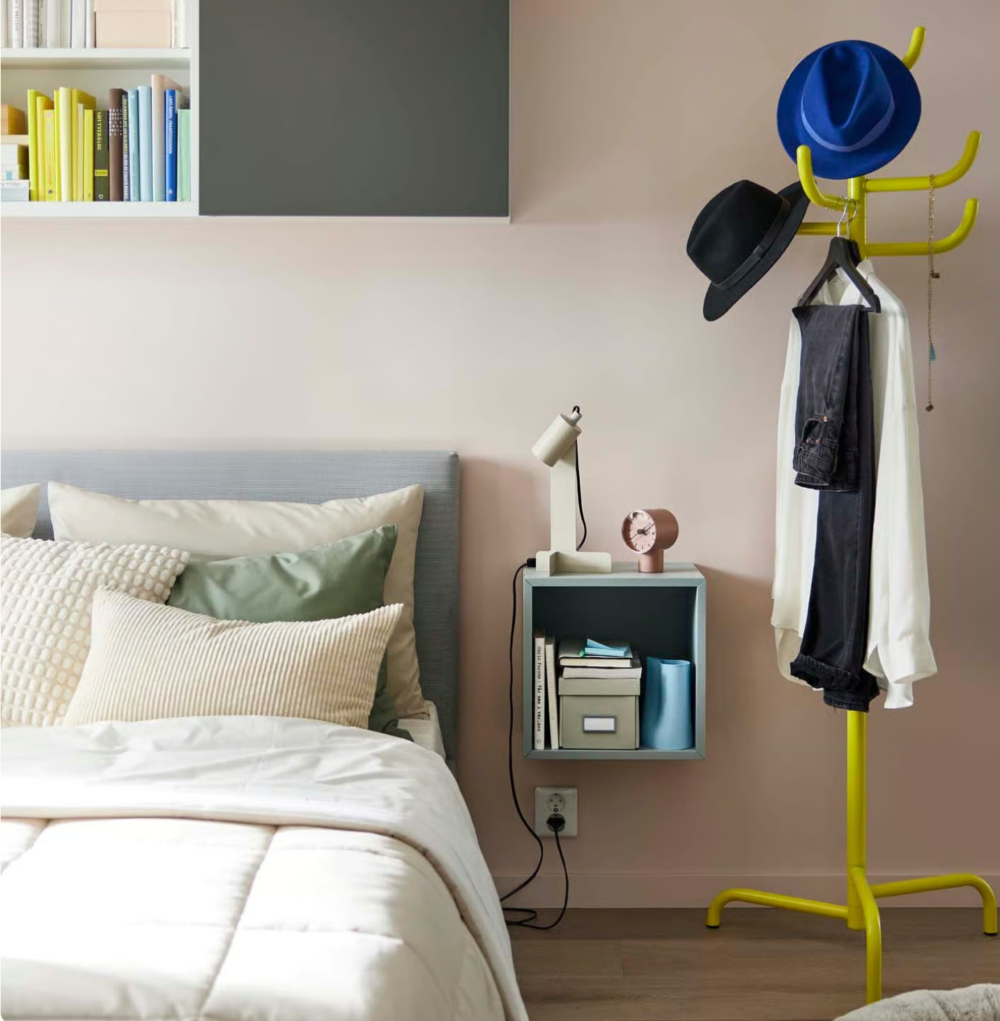 chambre IKEA accents jaunes et meubles sombres chambre IKEA accents jaunes et meubles sombres
