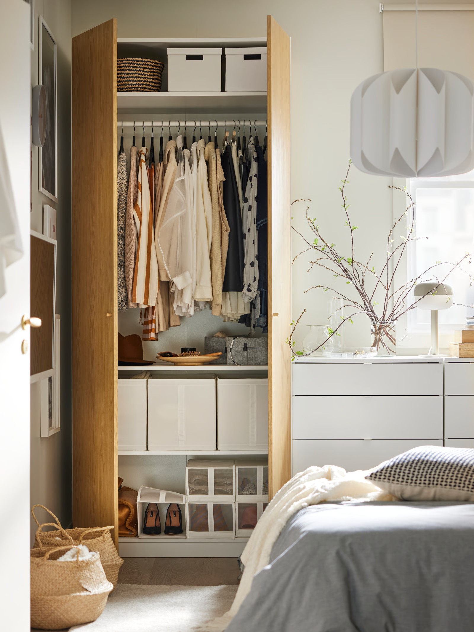 meubles rangements Pax chêne et commode blanche meubles rangements Pax chêne et commode blanche