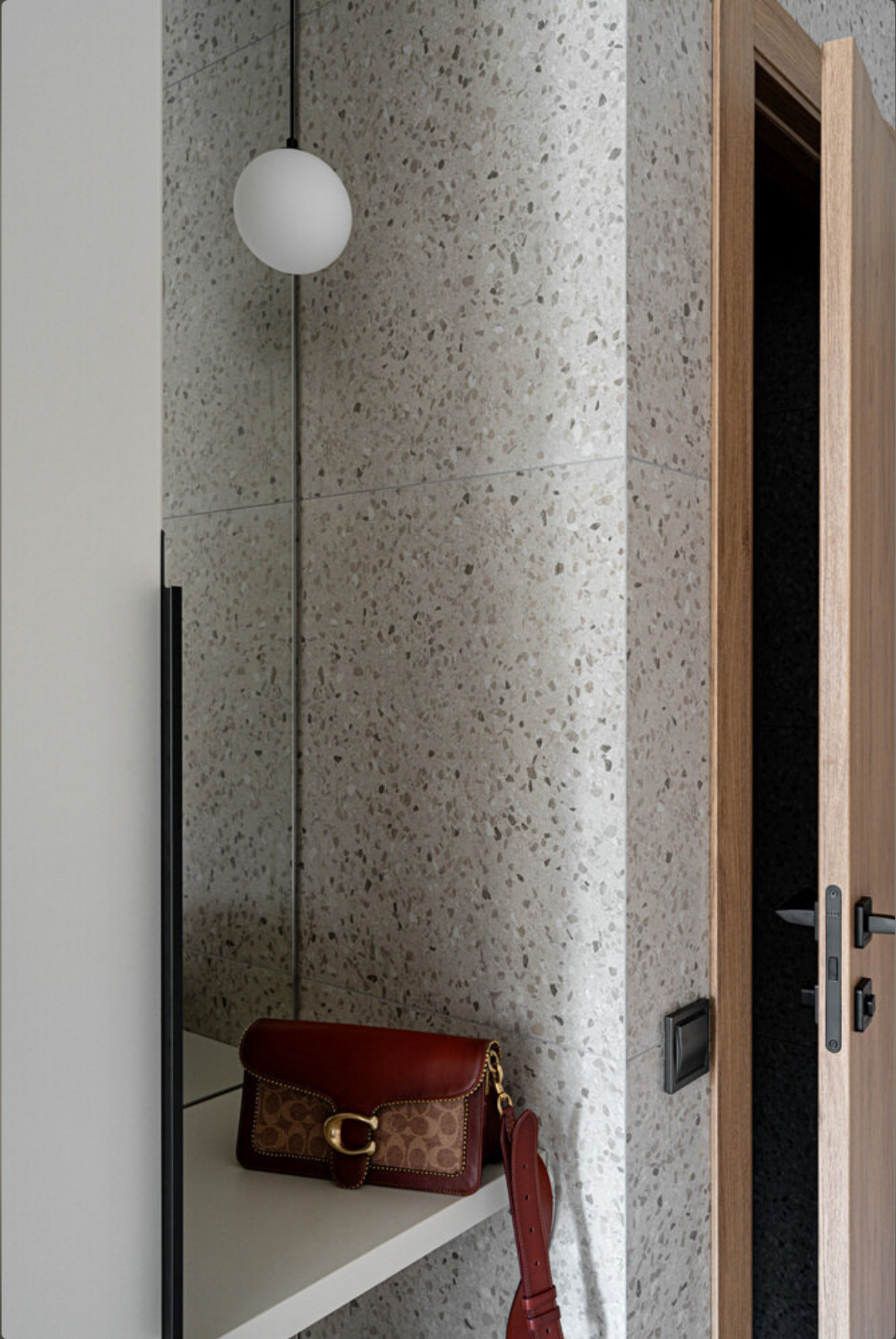 entrée avec console et miroir studio 20m2