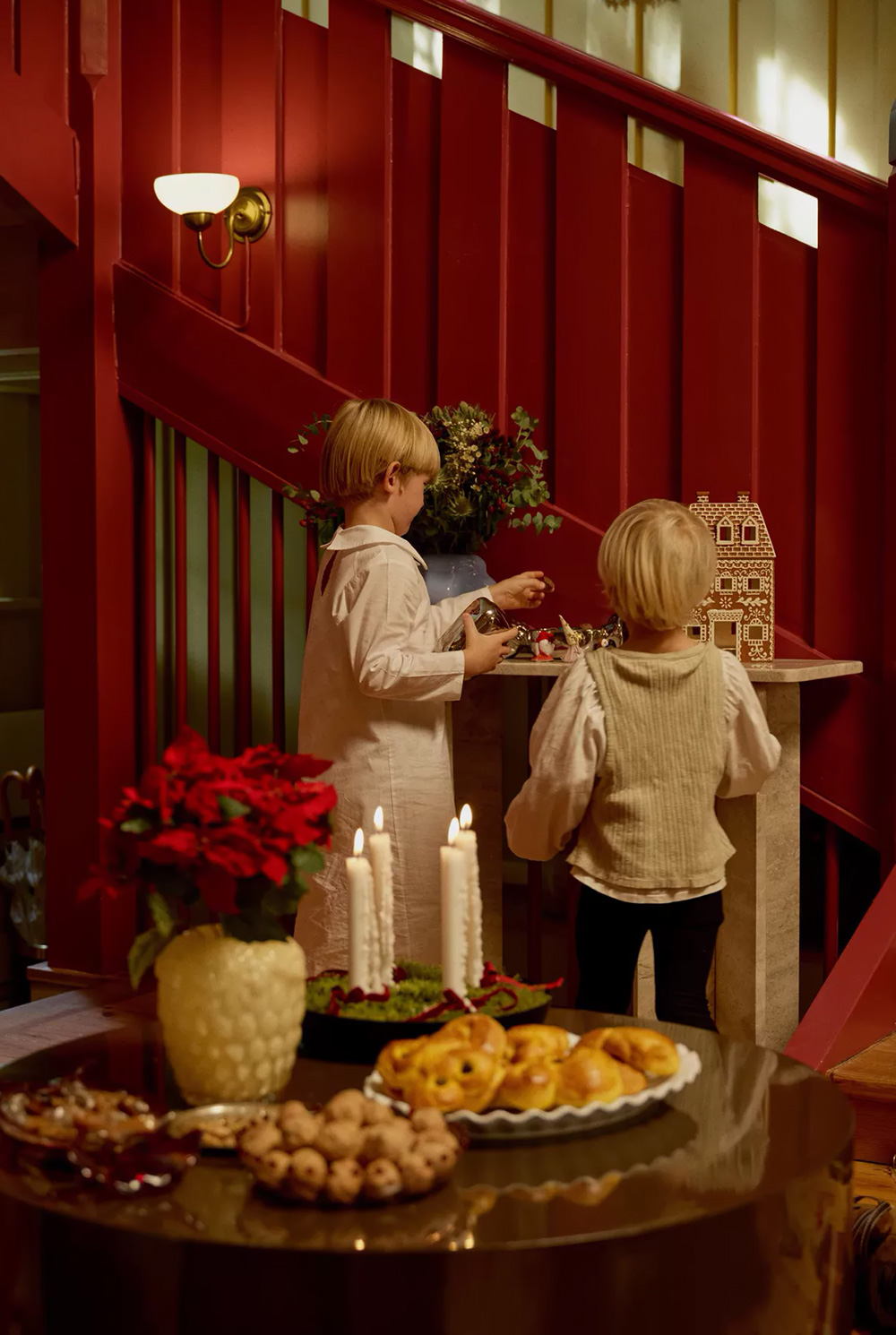 salon décoration de Noël scandinave dans vieille maison en bois salon décoration de Noël scandinave dans vieille maison en bois