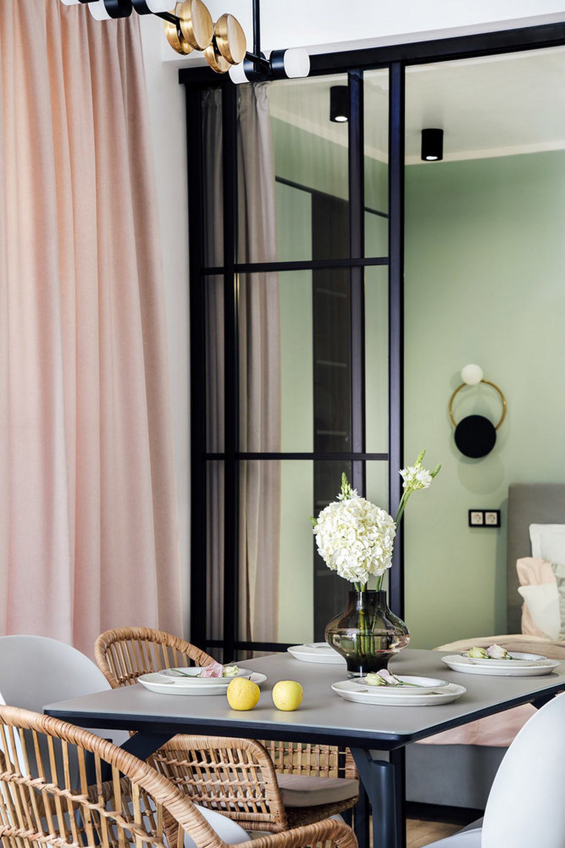 salon avec chambre verrière décoration contemporaine et colorée