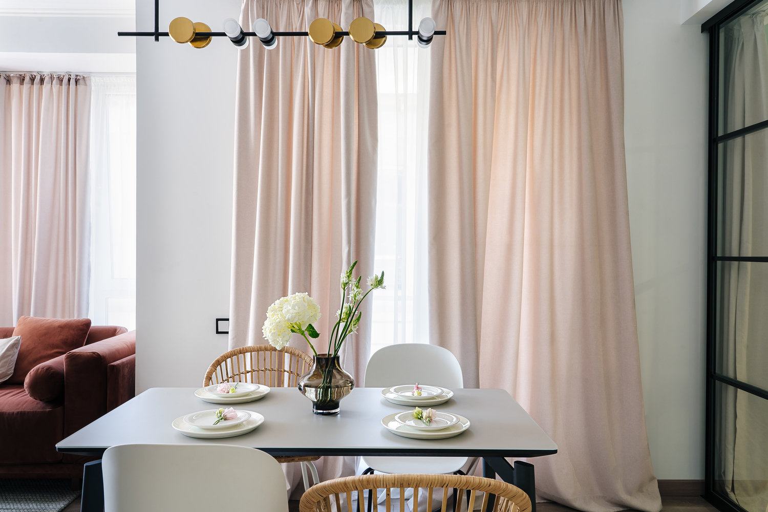 salon avec chambre verrière décoration contemporaine et colorée