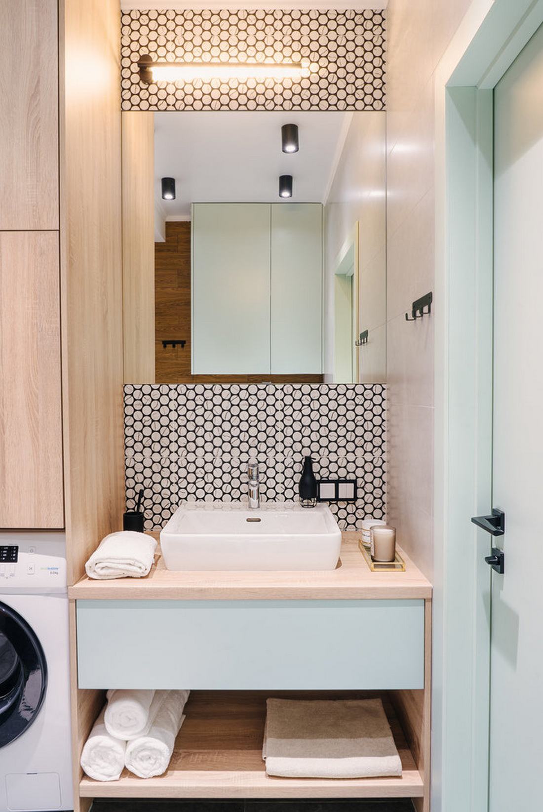 salle de bain décoration contemporaine bleue clair et bois clair