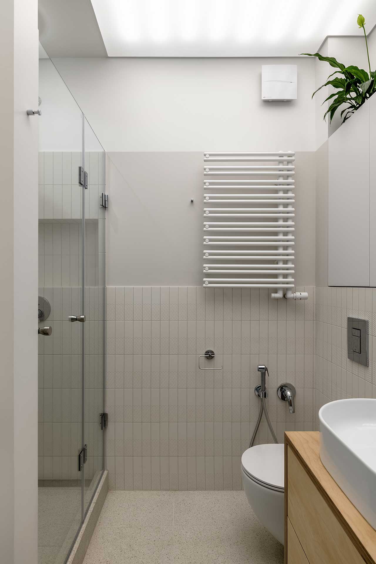 salle de bain studio 40m2 avec lit escamotable décoration contemporaine bois clair et couleurs naturelles salle de bain studio 40m2 avec lit escamotable décoration contemporaine bois clair et couleurs naturelles