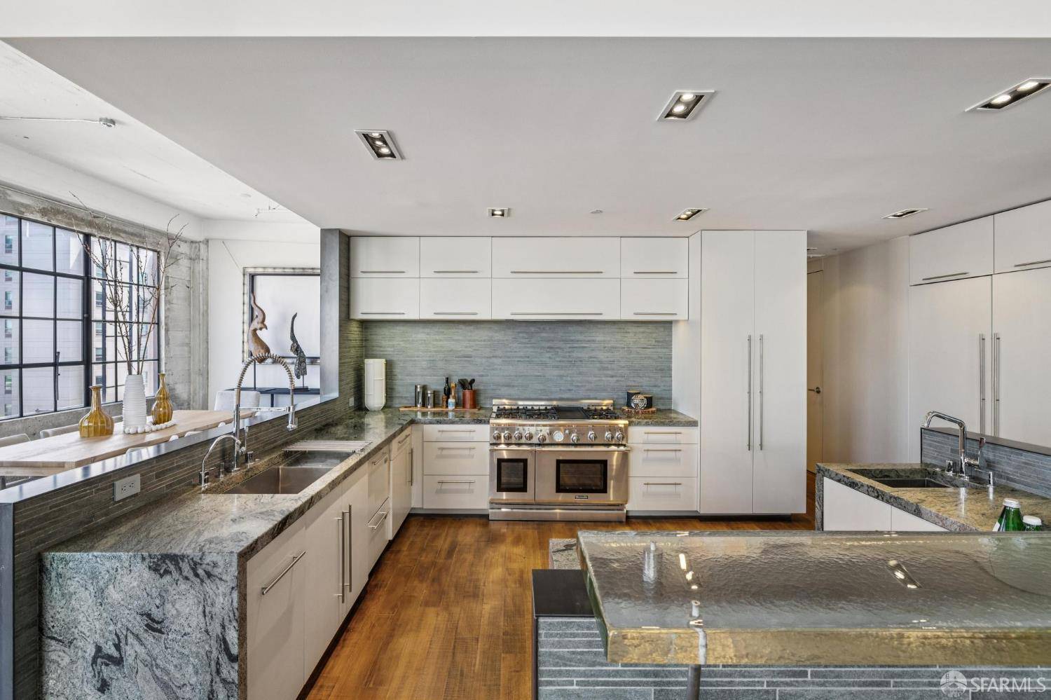cuisine ouverte murs béton loft San Francisco penthouse décoration contemporaine