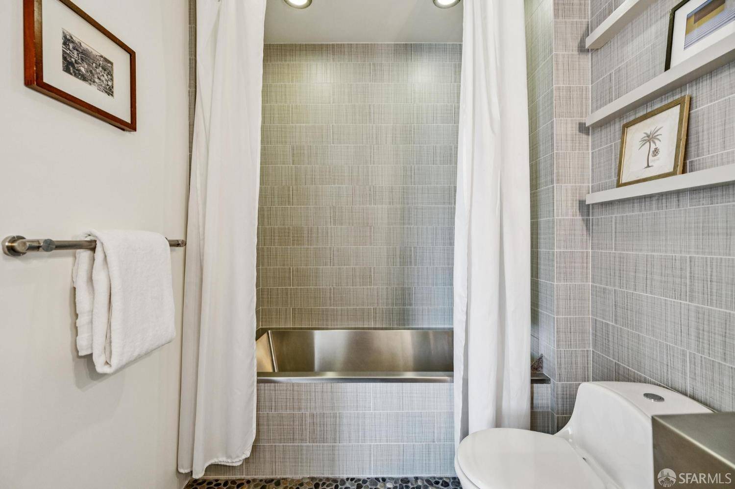 salle de bain design avec baignoire inox