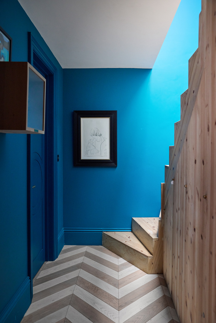 escalier bois murs bleus maison victorienne décorée en couleurs atypiques