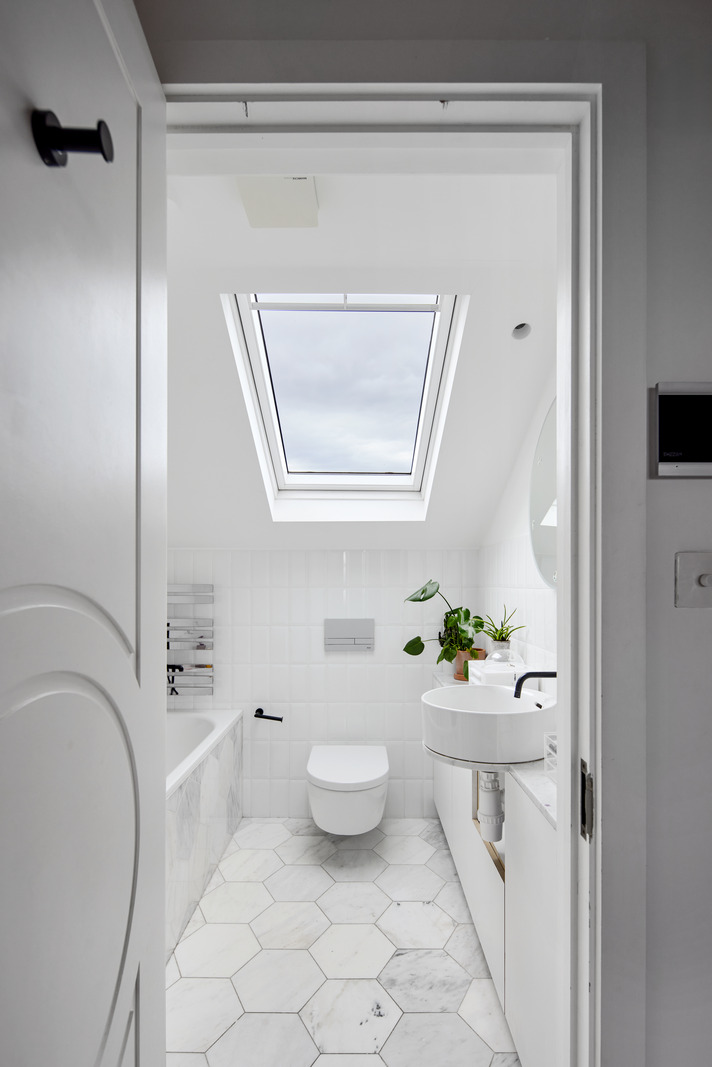 salle de bain blanche avec velux