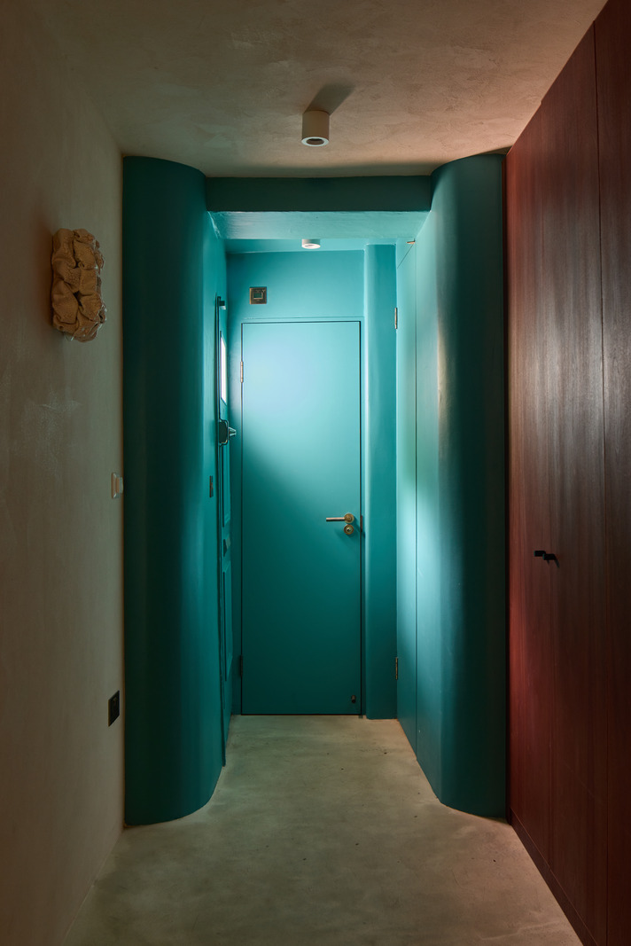 entrée murs bleu vif
