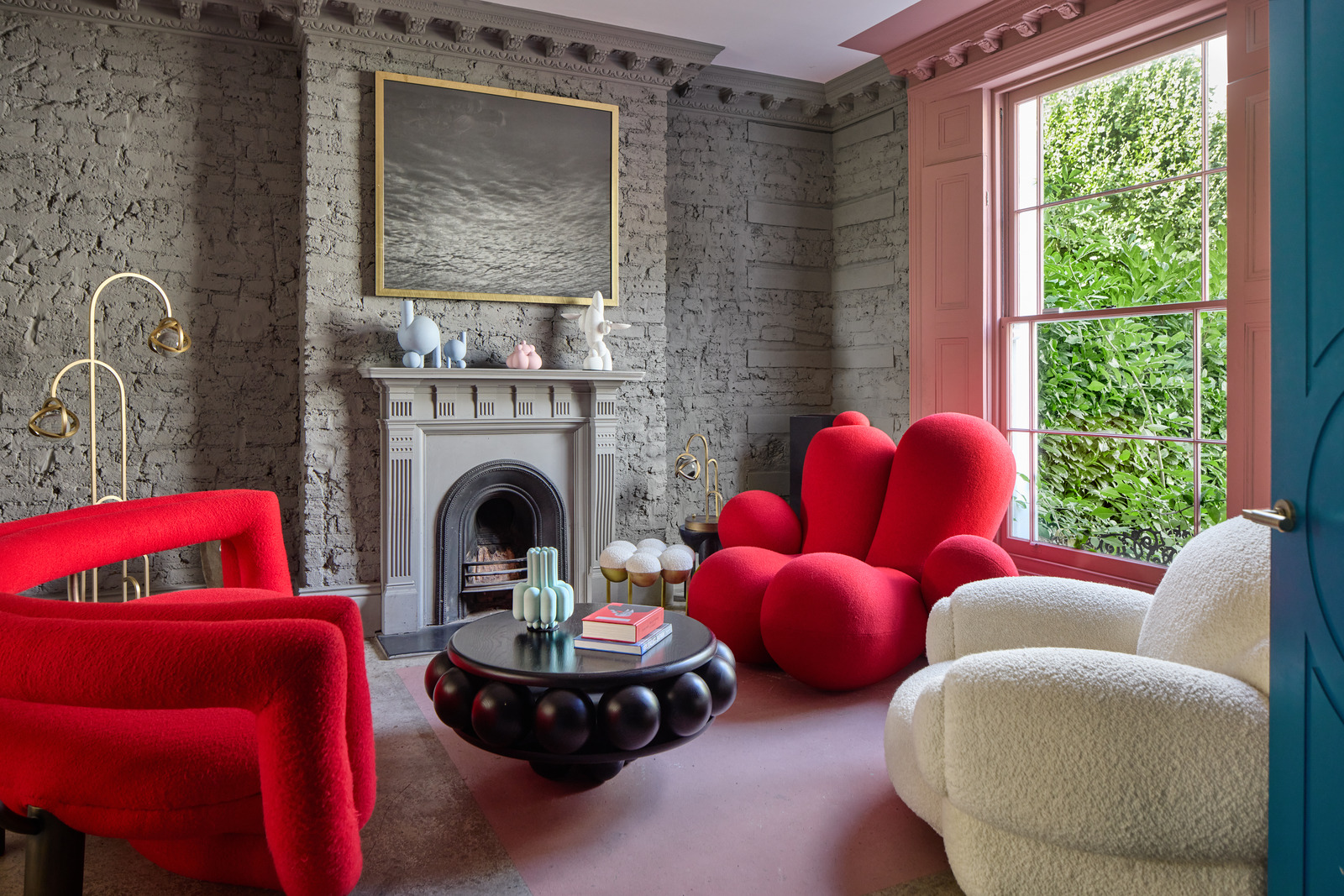 salon design avec cheminée maison victorienne décorée en couleurs atypiques