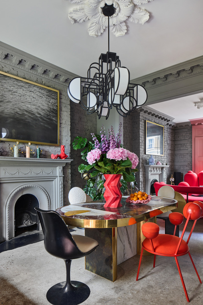 salle à manger avec cheminée maison victorienne décorée en couleurs atypiques