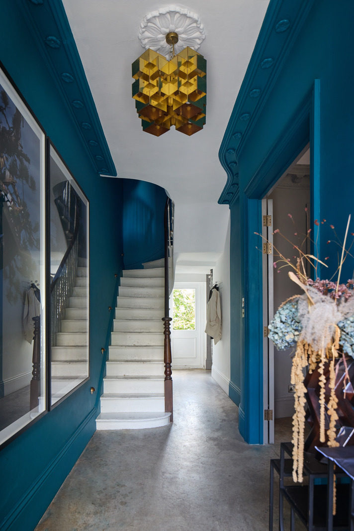 entrée et escalier maison victorienne décorée en couleurs atypiques