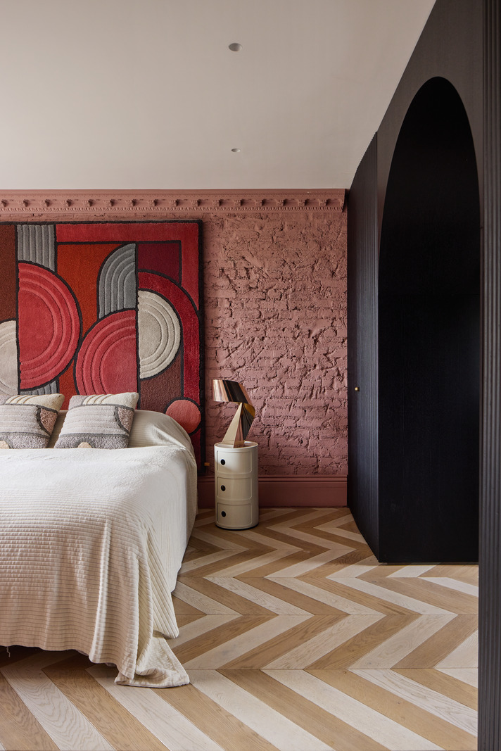 chambre rose avec moulures maison victorienne décorée en couleurs atypiques