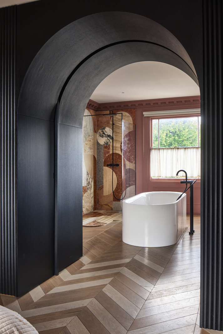 salle de bain design murs roses baignoire îlot maison victorienne décorée en couleurs atypiques