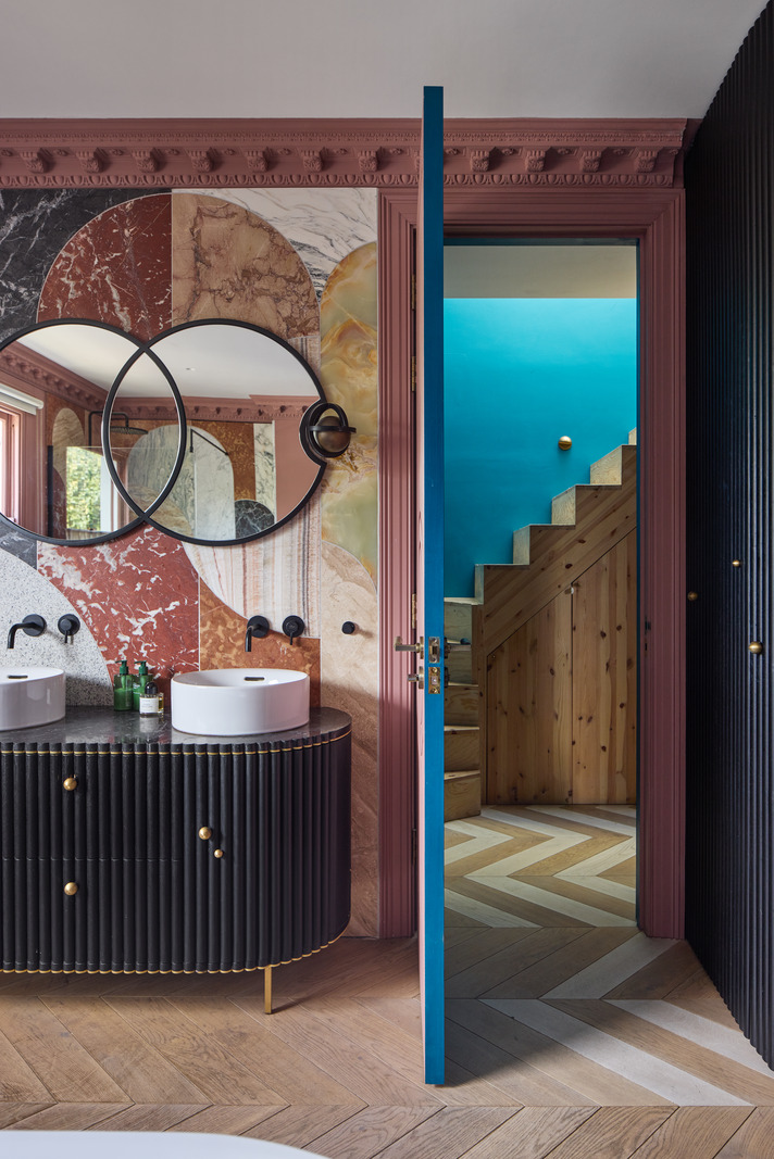 salle de bain design murs roses baignoire îlot maison victorienne décorée en couleurs atypiques
