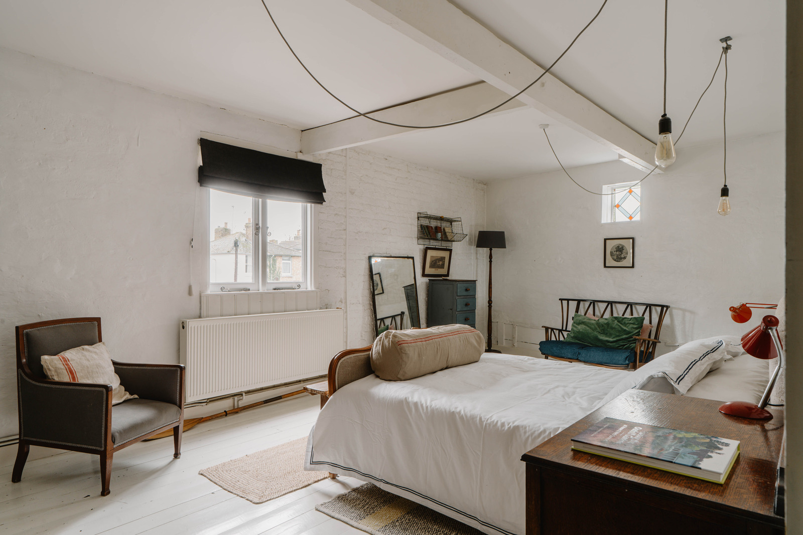 chambre avec poutres blanches décoration vintage