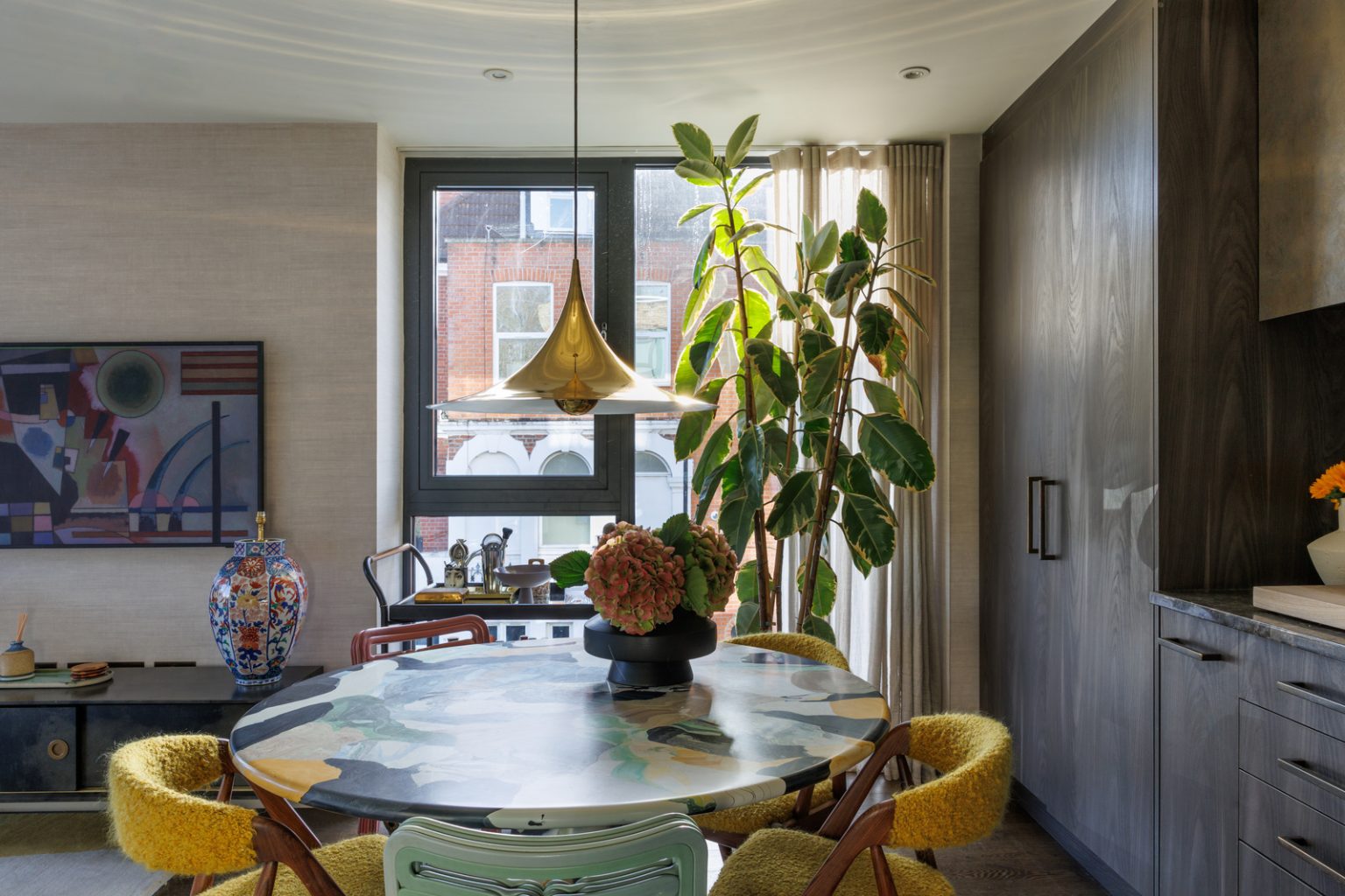 cuisine ouverte et salle à manger trois-pièces design de 66m2 décoration colorée par architecte cuisine ouverte et salle à manger trois-pièces design de 66m2 décoration colorée par architecte