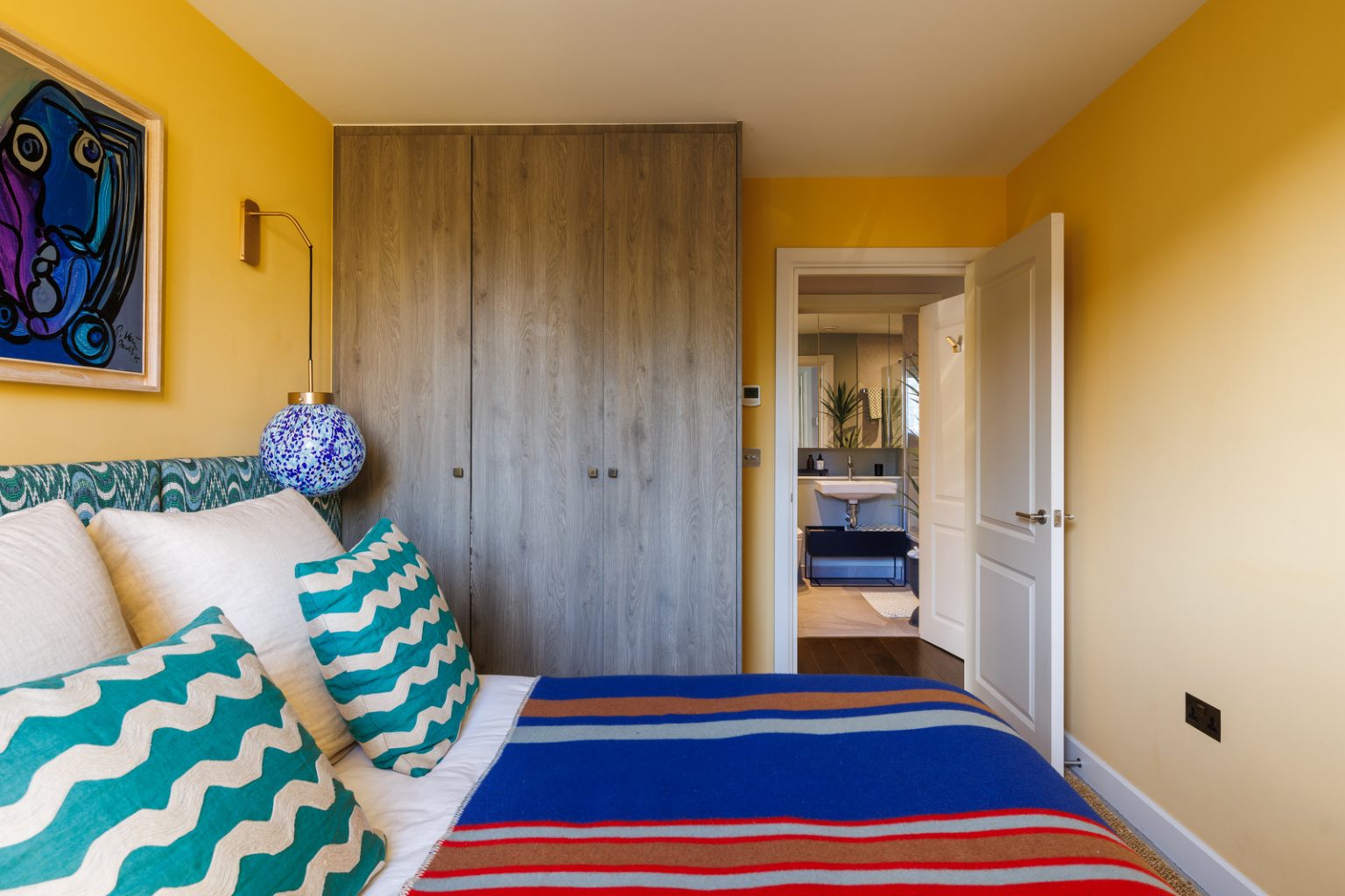 chambre murs jaunes trois-pièces design de 66m2 décoration colorée par architecte chambre murs jaunes trois-pièces design de 66m2 décoration colorée par architecte