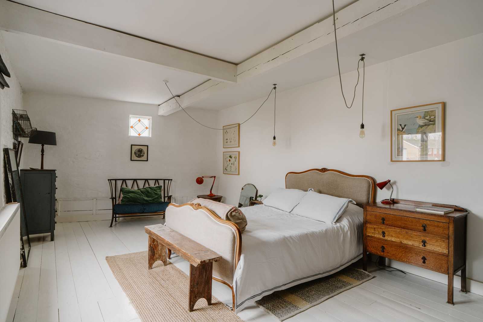 chambre avec poutres blanches décoration vintage