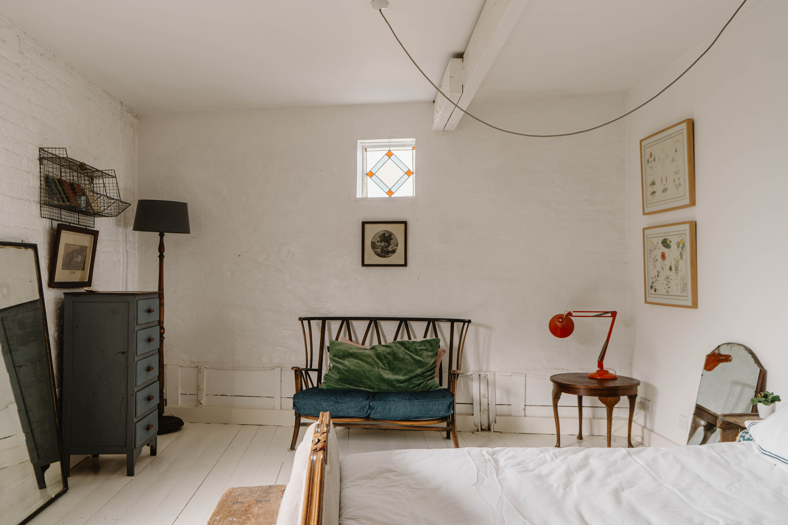 chambre avec poutres blanches décoration vintage