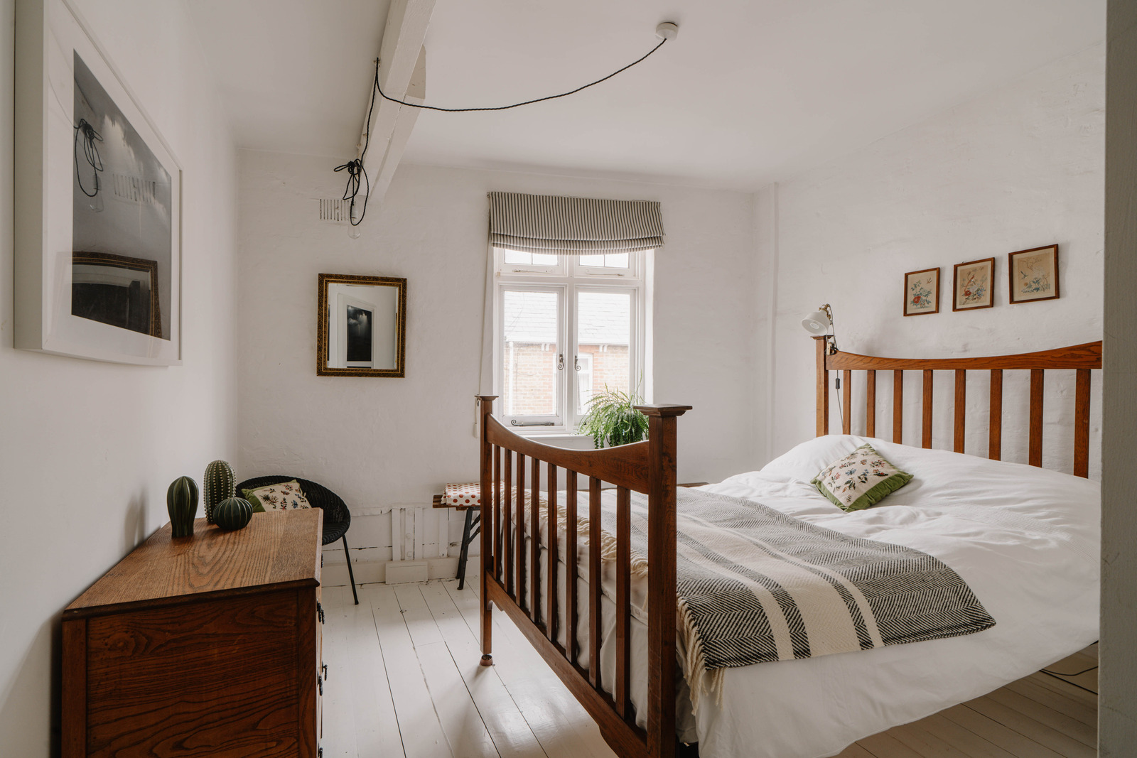 chambre avec poutres blanches décoration vintage
