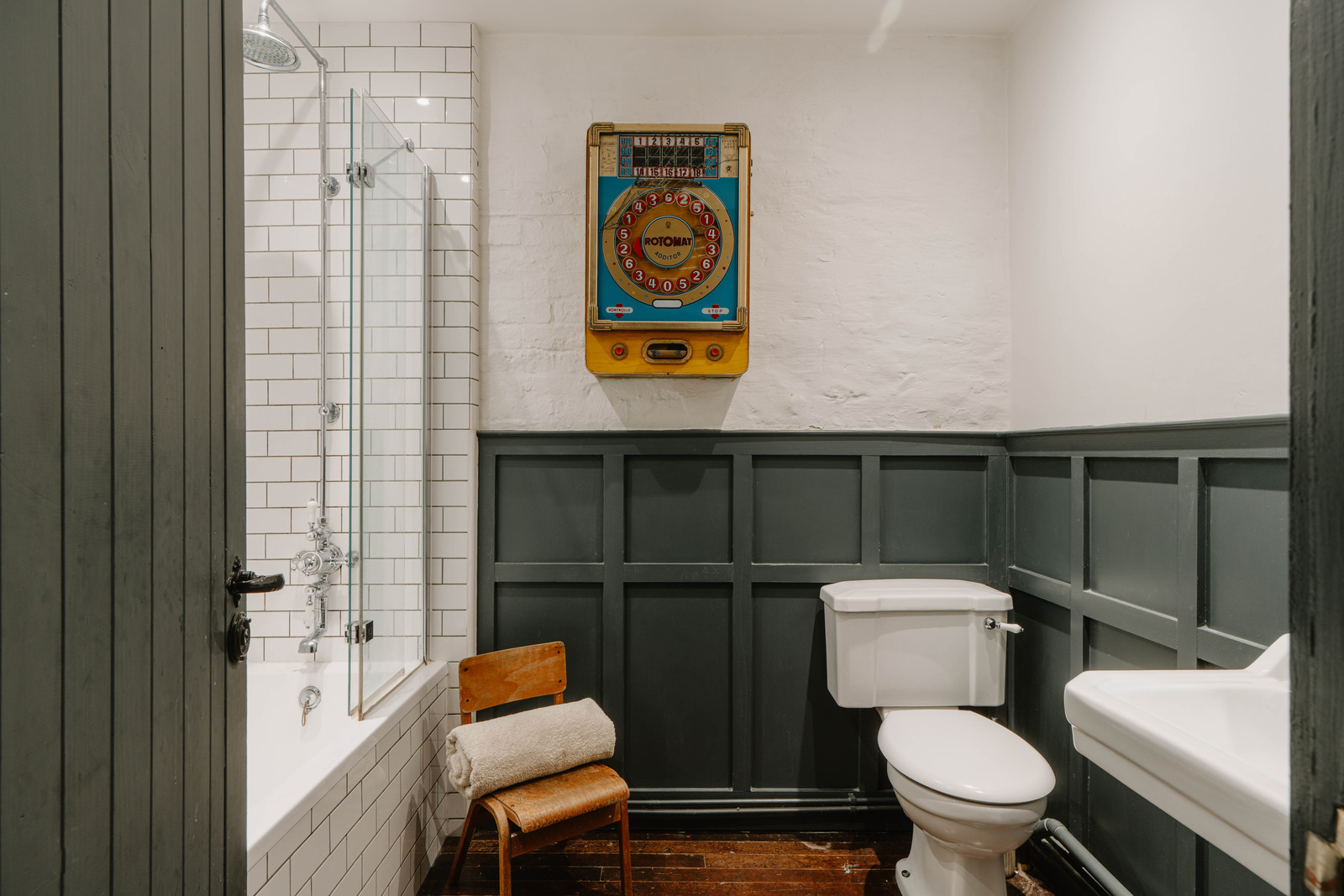 salle de bain vintage verte et blanche
