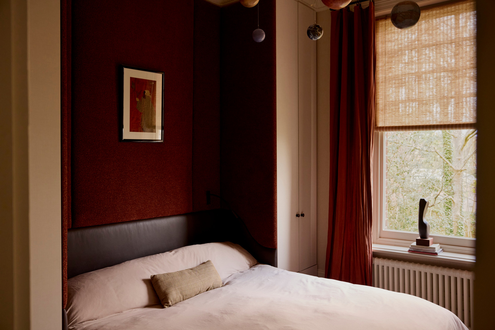 chambre bordeaux décoration contemporaine appartement ancien et victorien de 67m2 à Londres