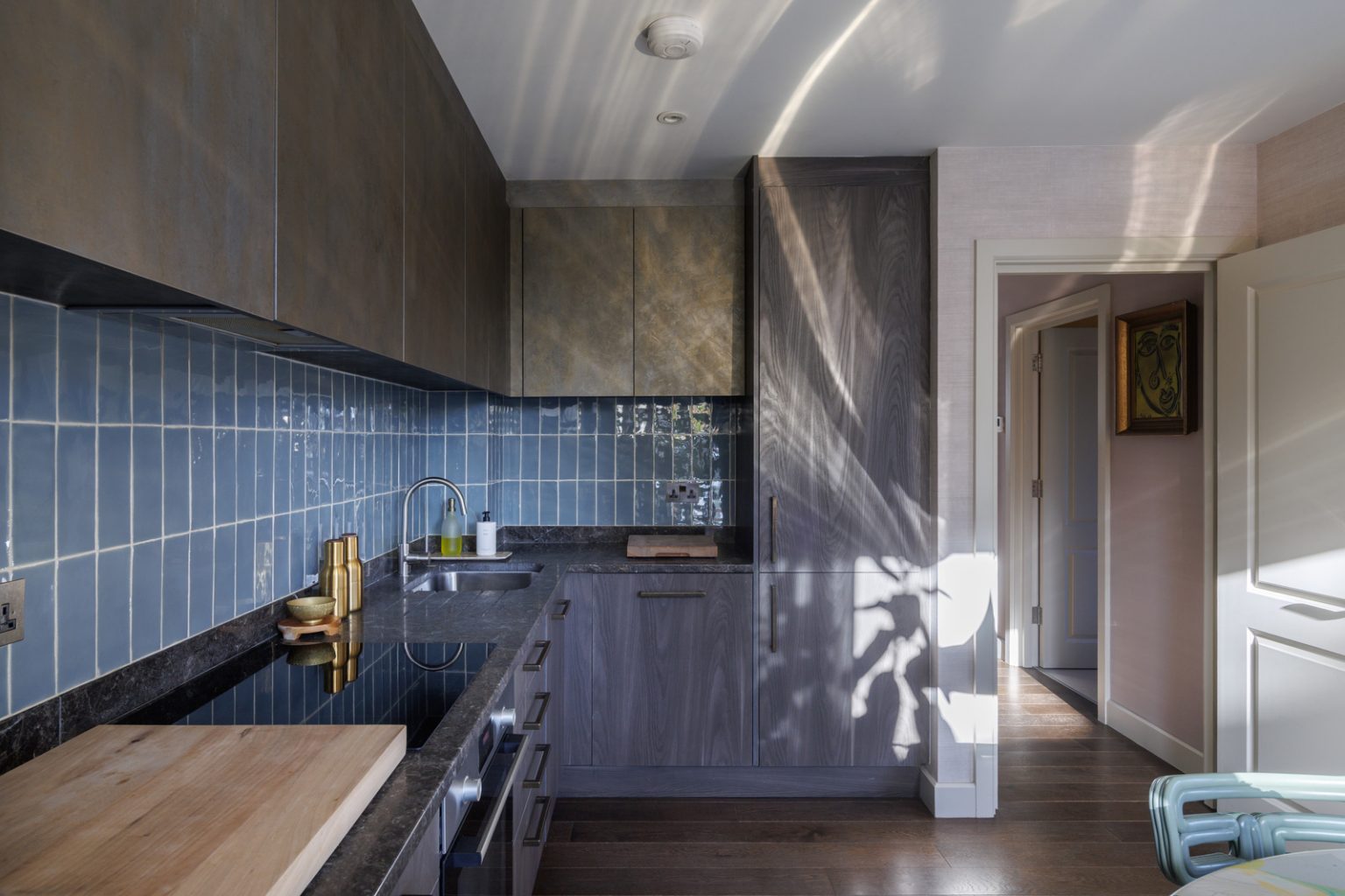 cuisine ouverte grise trois-pièces design de 66m2 décoration colorée par architecte cuisine ouverte grise trois-pièces design de 66m2 décoration colorée par architecte