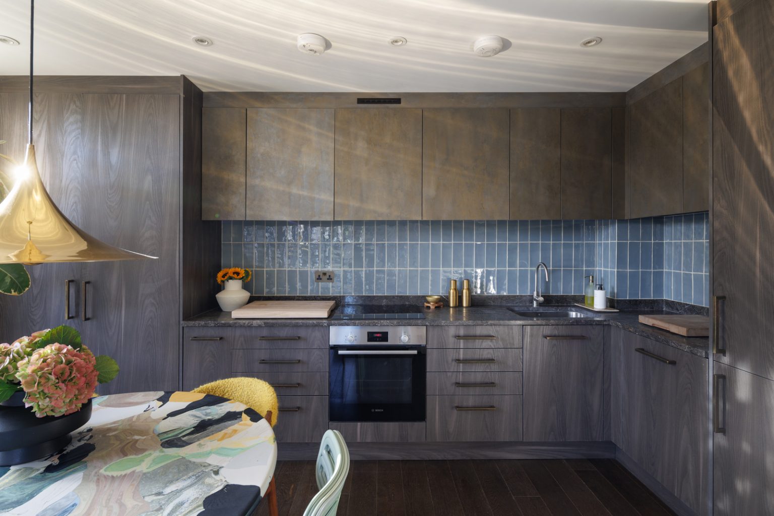 cuisine ouverte et salle à manger trois-pièces design de 66m2 décoration colorée par architecte cuisine ouverte et salle à manger trois-pièces design de 66m2 décoration colorée par architecte